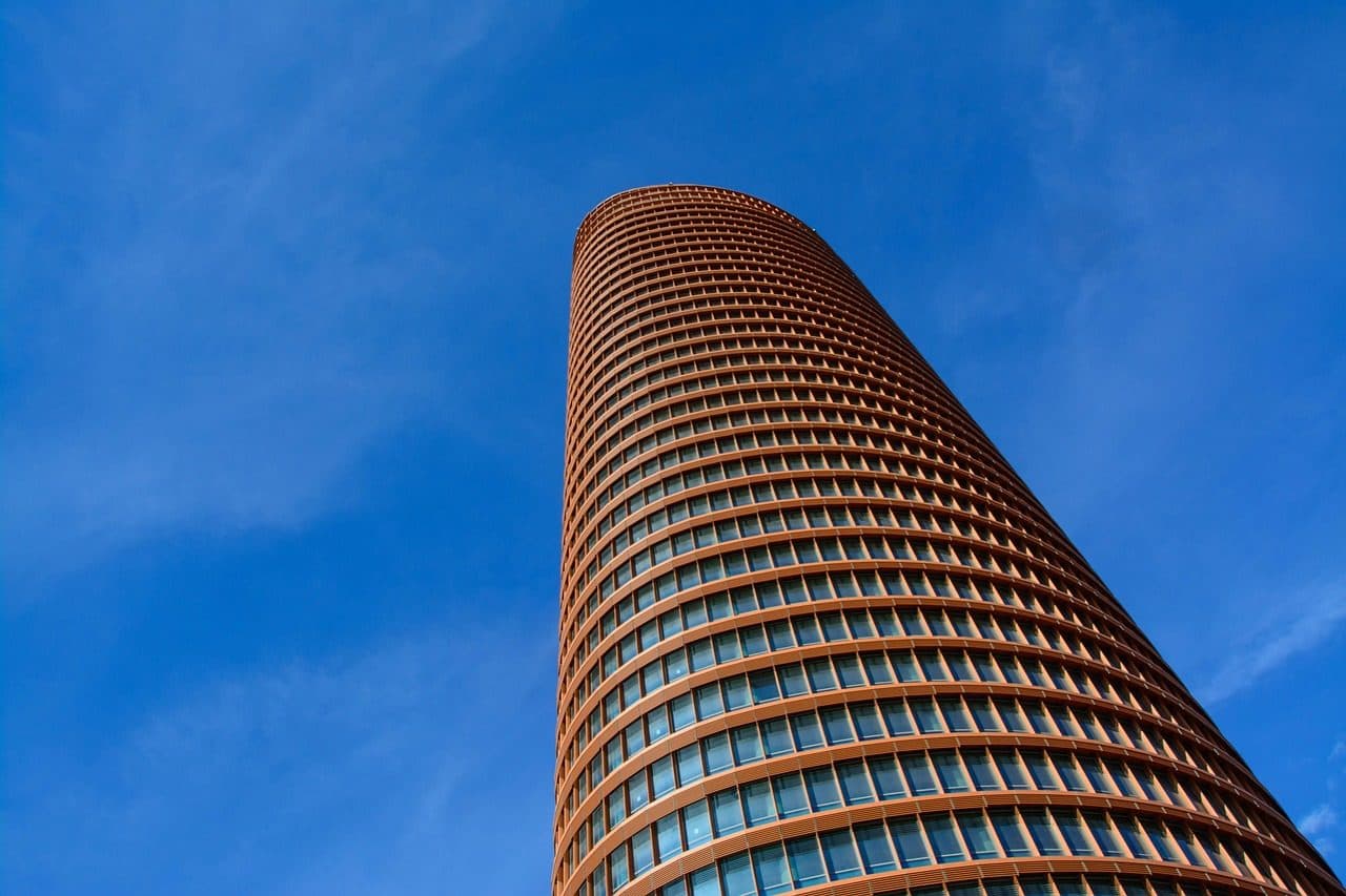Vista em perspectiva da fachada do arranha-céu Torre Sevilla em Sevilha