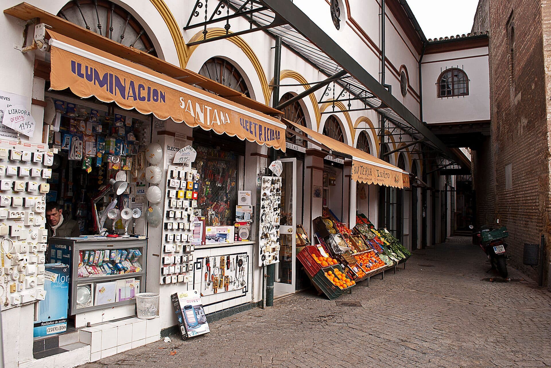 Vista do Mercado de Feria com bancas de produtos e visitantes
