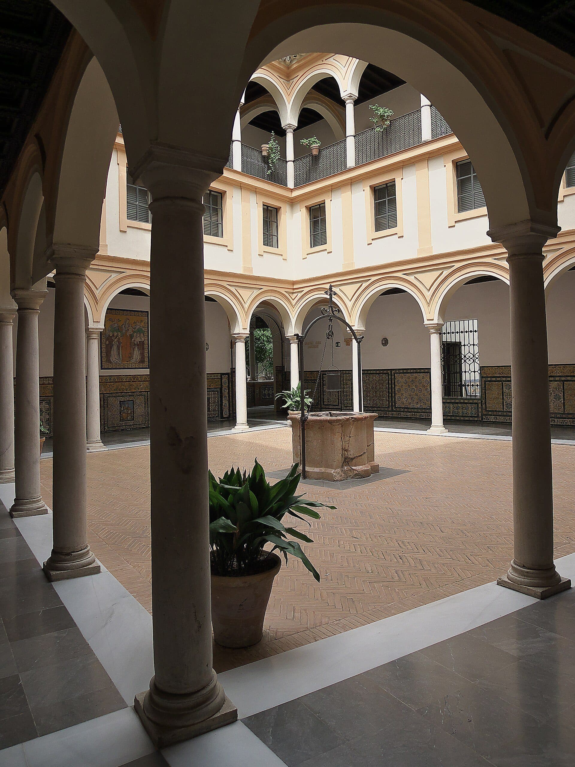 Vista do pátio interno do Museo de Bellas Artes em Sevilla