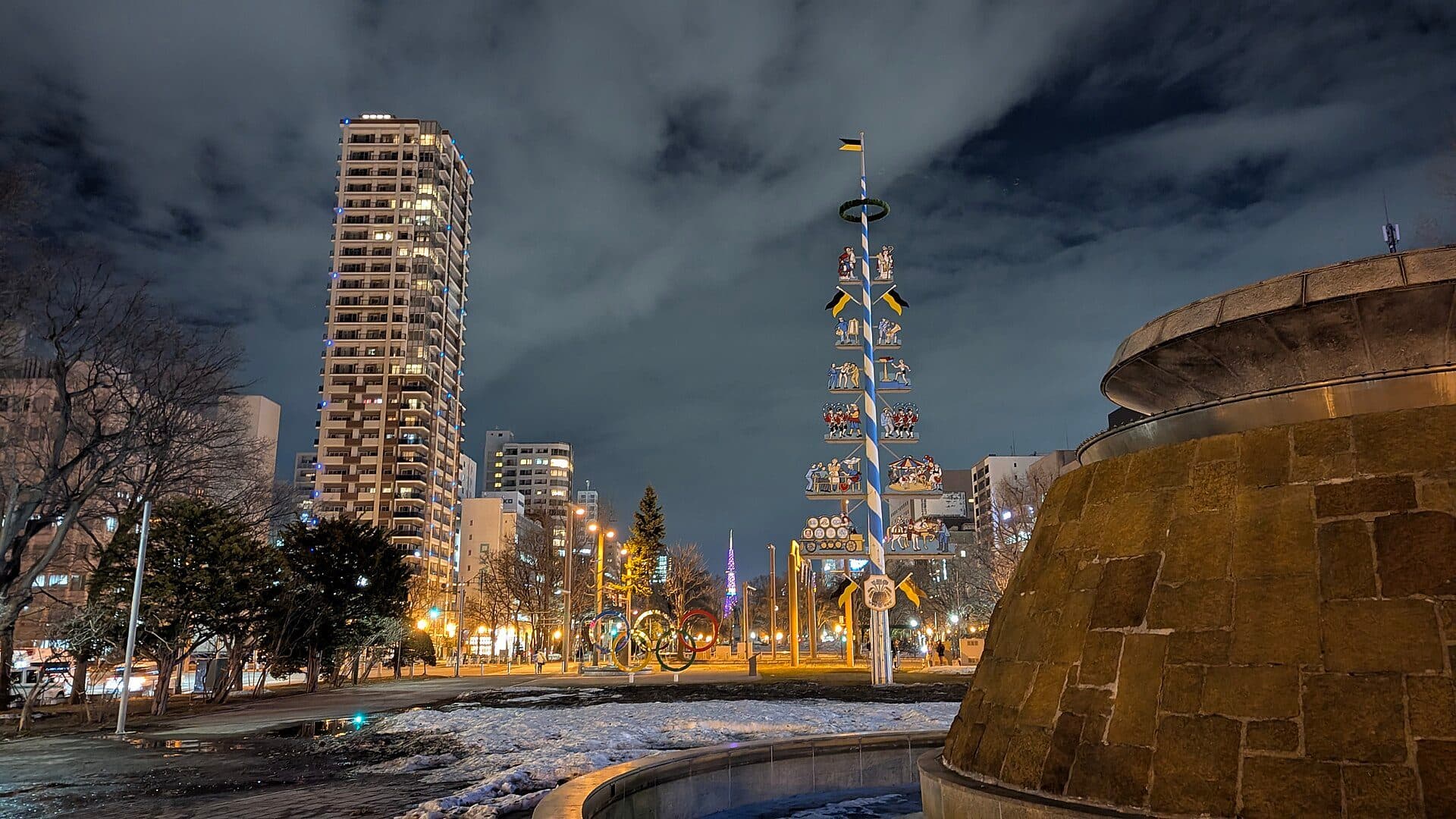 Vista noturna do Odori Park na cidade de Sapporo, em Hokkaido