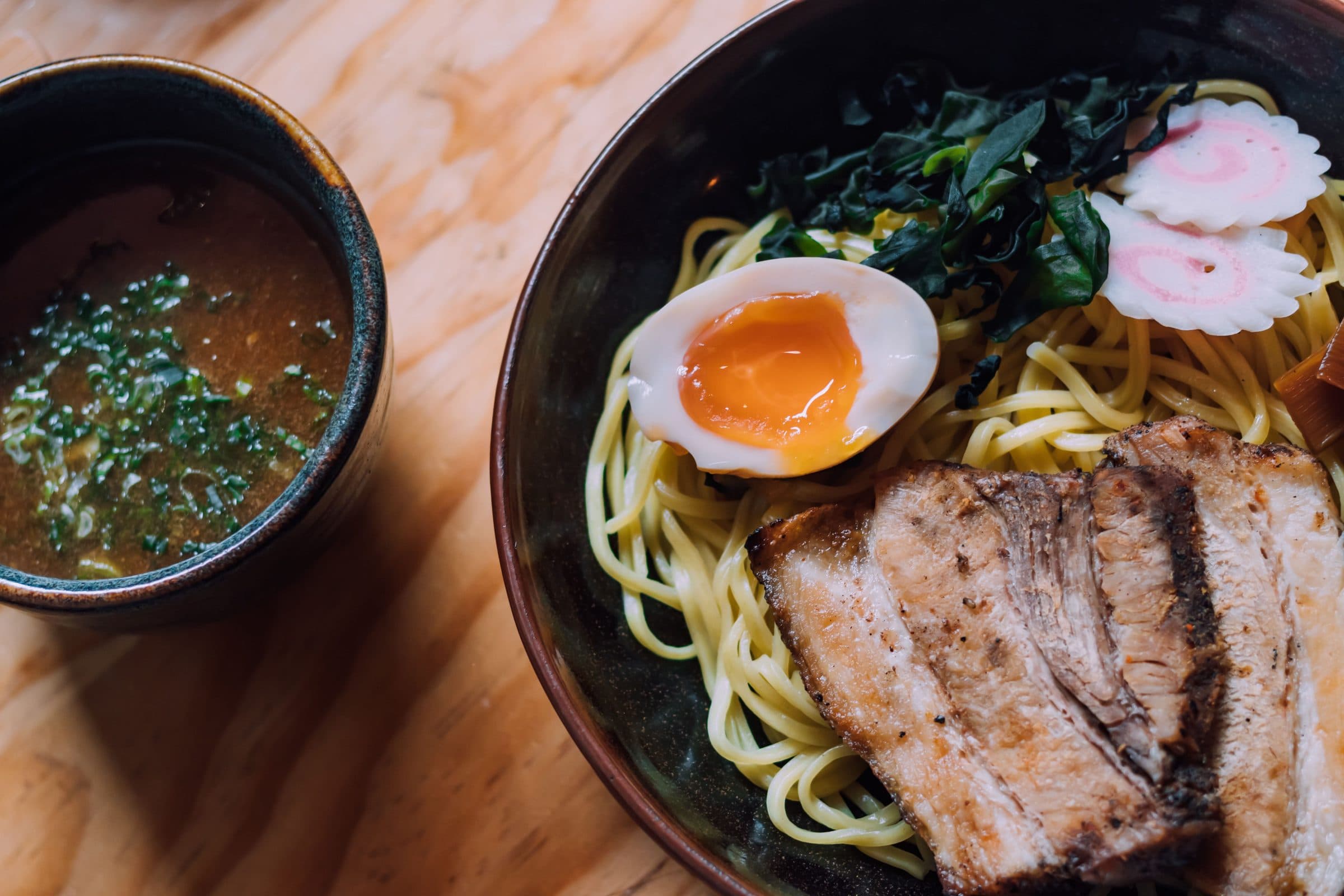 Tigela de lámen japonês com fatias de carne de porco, ovo cozido e caldo