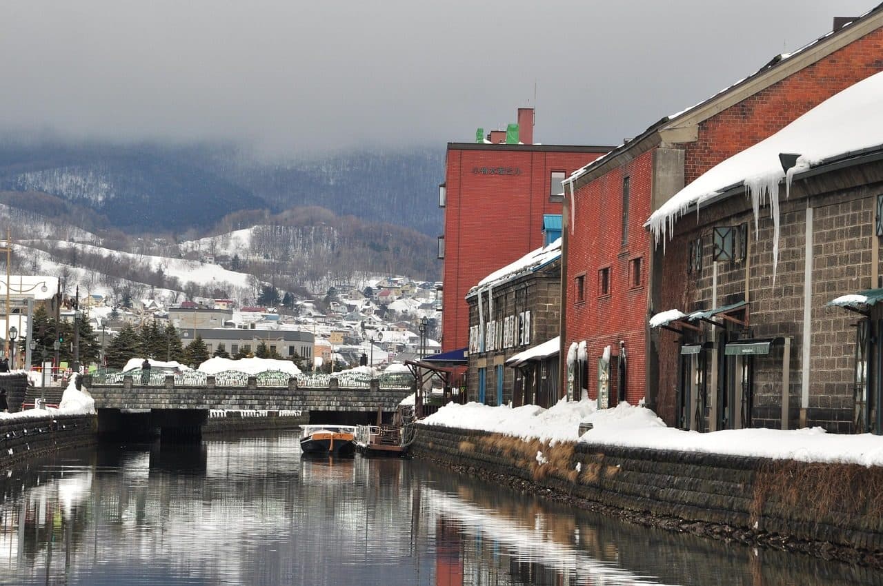 Canal de Otaru coberto de neve e gelo durante o inverno em Hokkaido, Japão