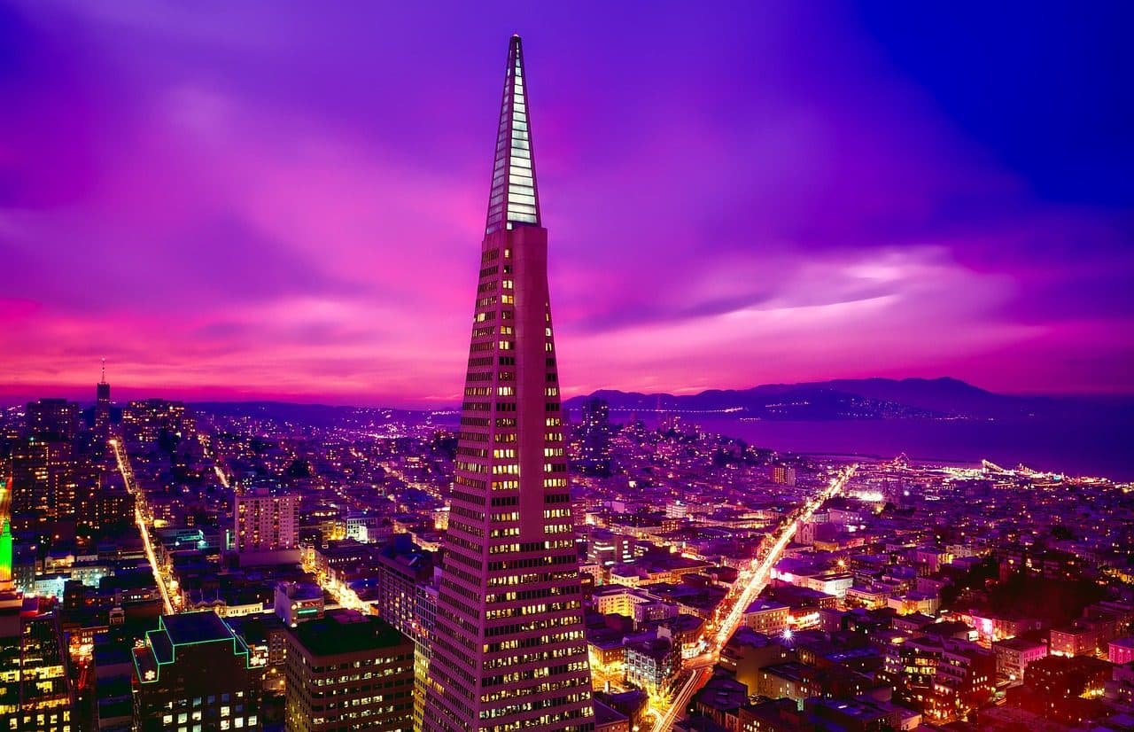 Vista do skyline de San Francisco com a Transamerica Pyramid e edifícios iluminados