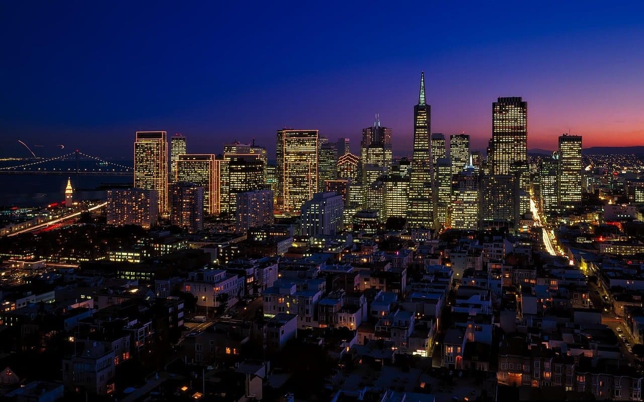 Skyline de San Francisco com a Transamerica Pyramid e edifícios iluminados
