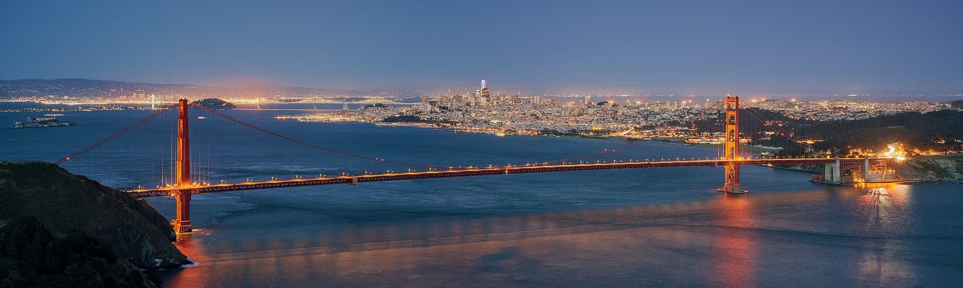 Vista da Golden Gate Bridge e do horizonte de San Francisco a partir de Hawk Hill na hora azul