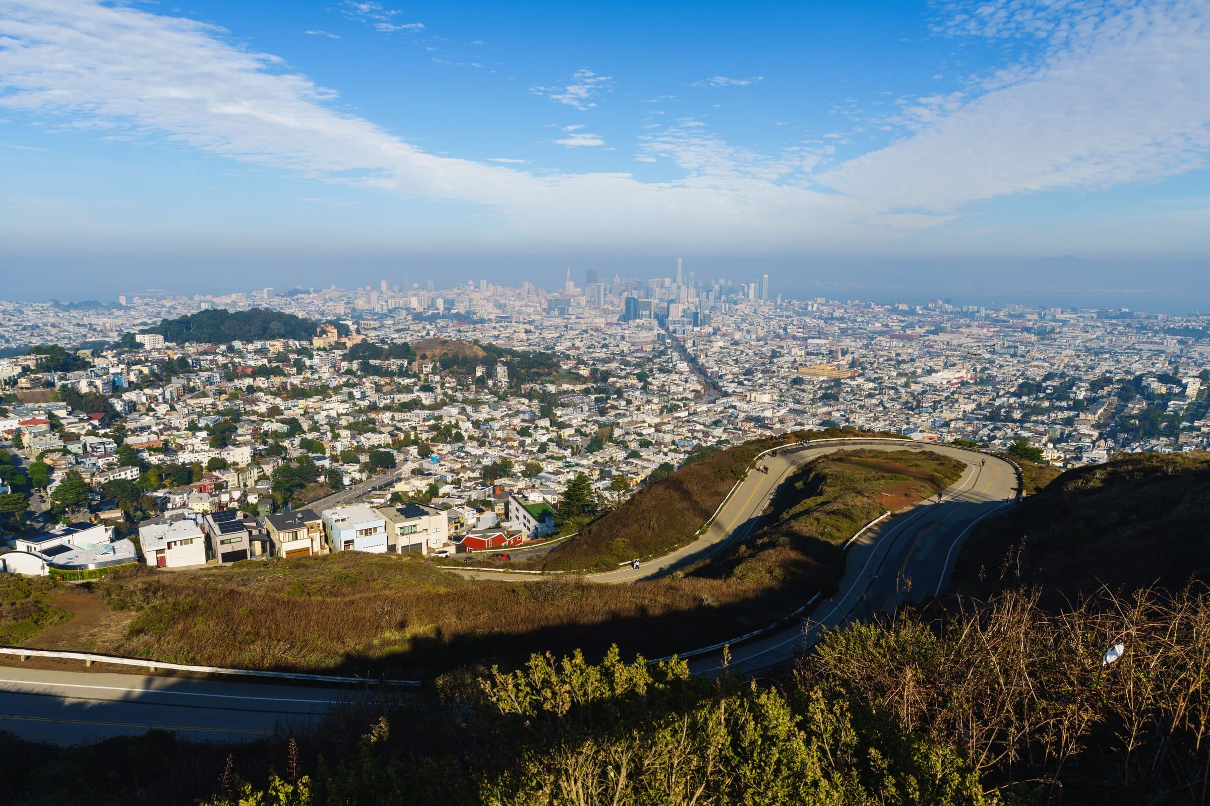 Vista aérea da paisagem urbana e dos arranha-céus de San Francisco a partir de Twin Peaks