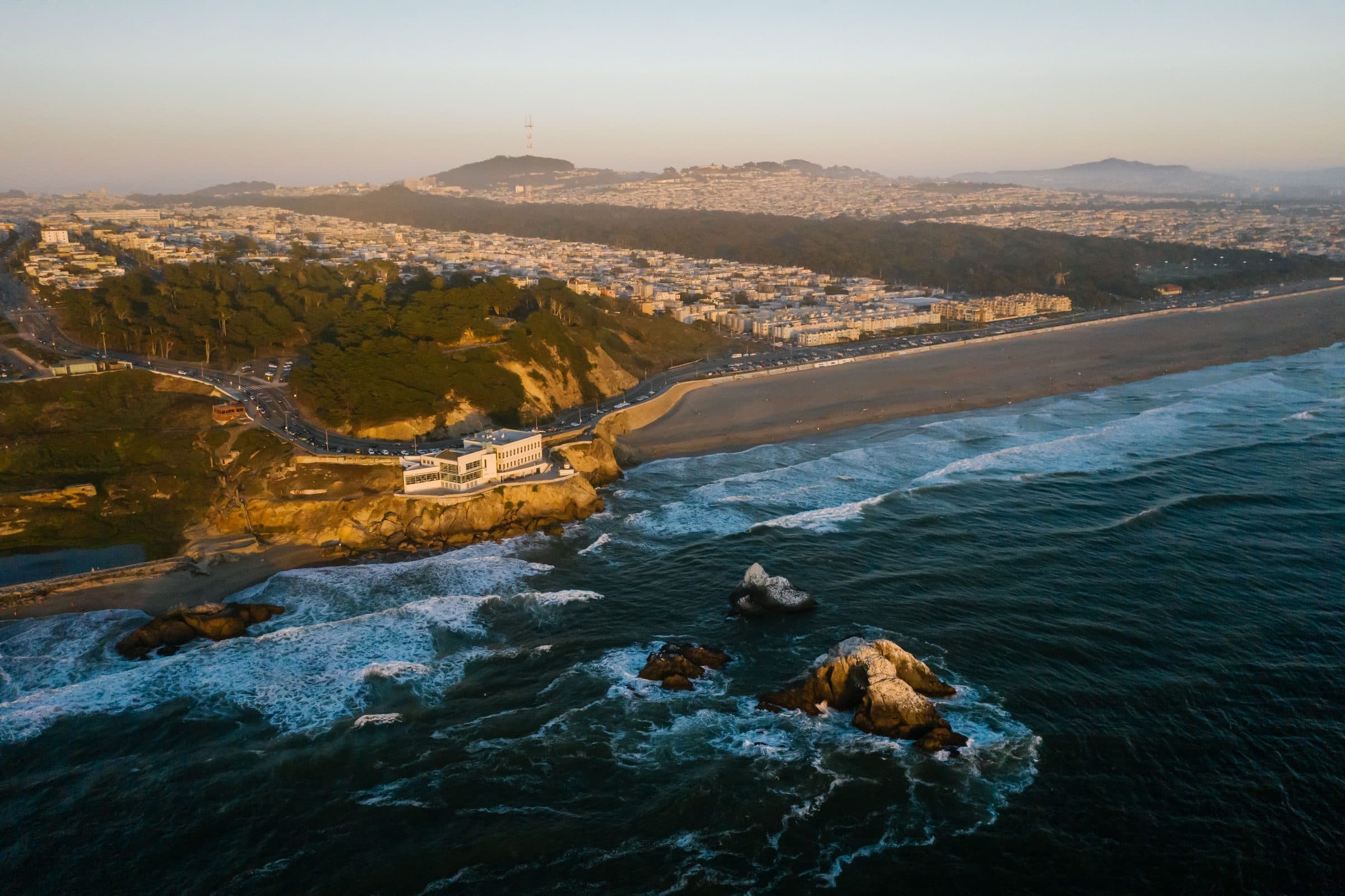 Vista aérea de Ocean Beach e da cidade de San Francisco durante o pôr do sol
