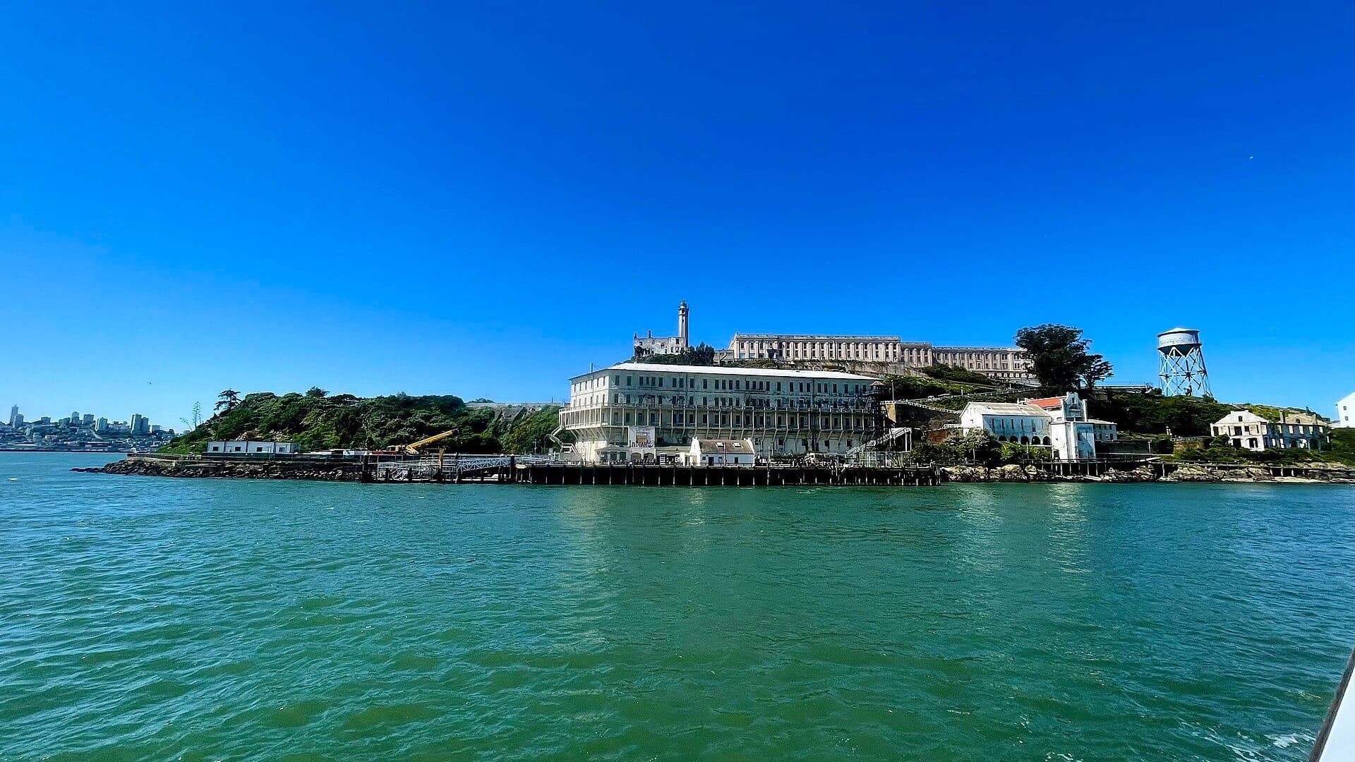 Vista geral da Ilha de Alcatraz com suas construções