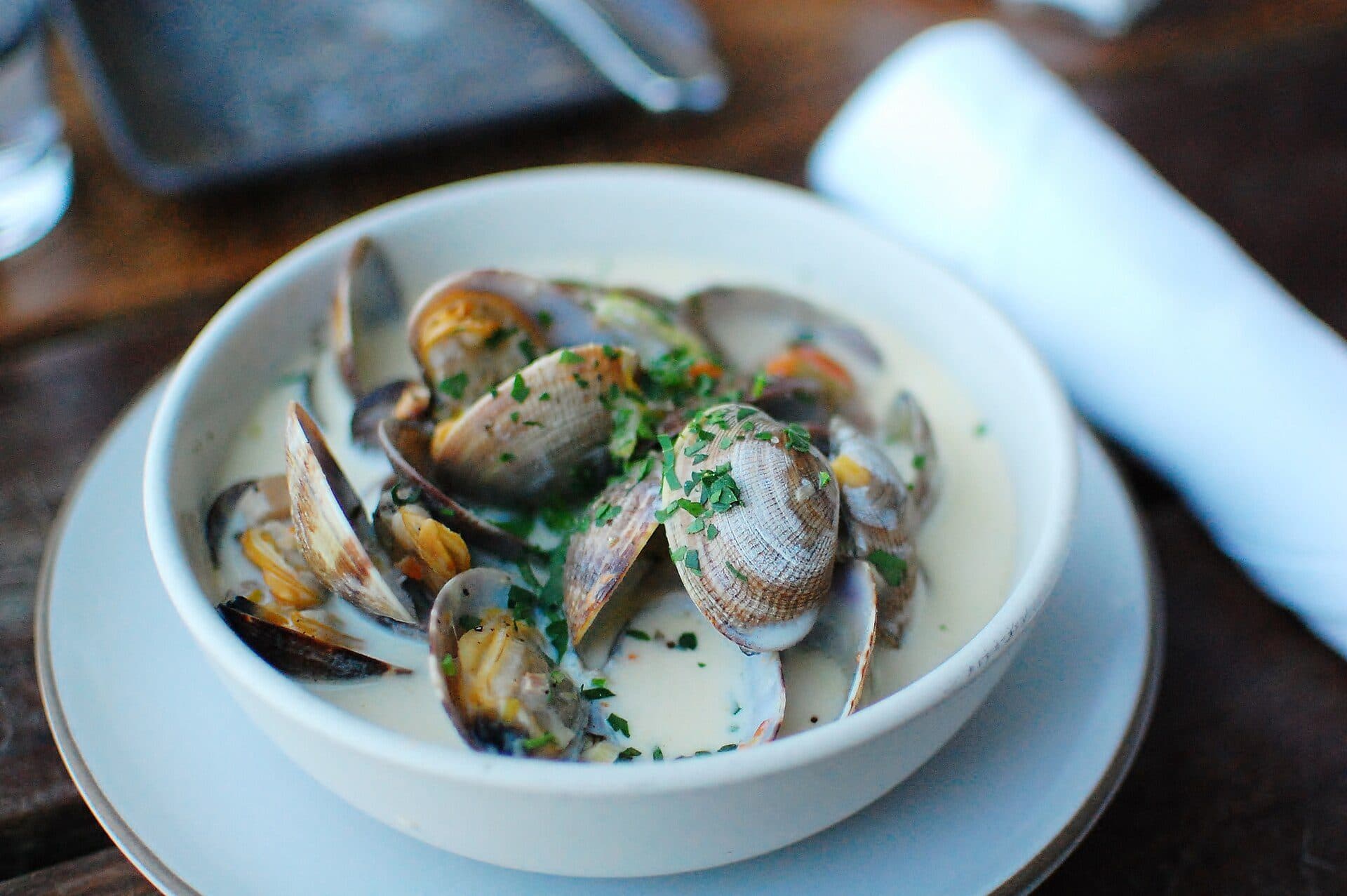 Sopa cremosa clam chowder servida com mariscos inteiros
