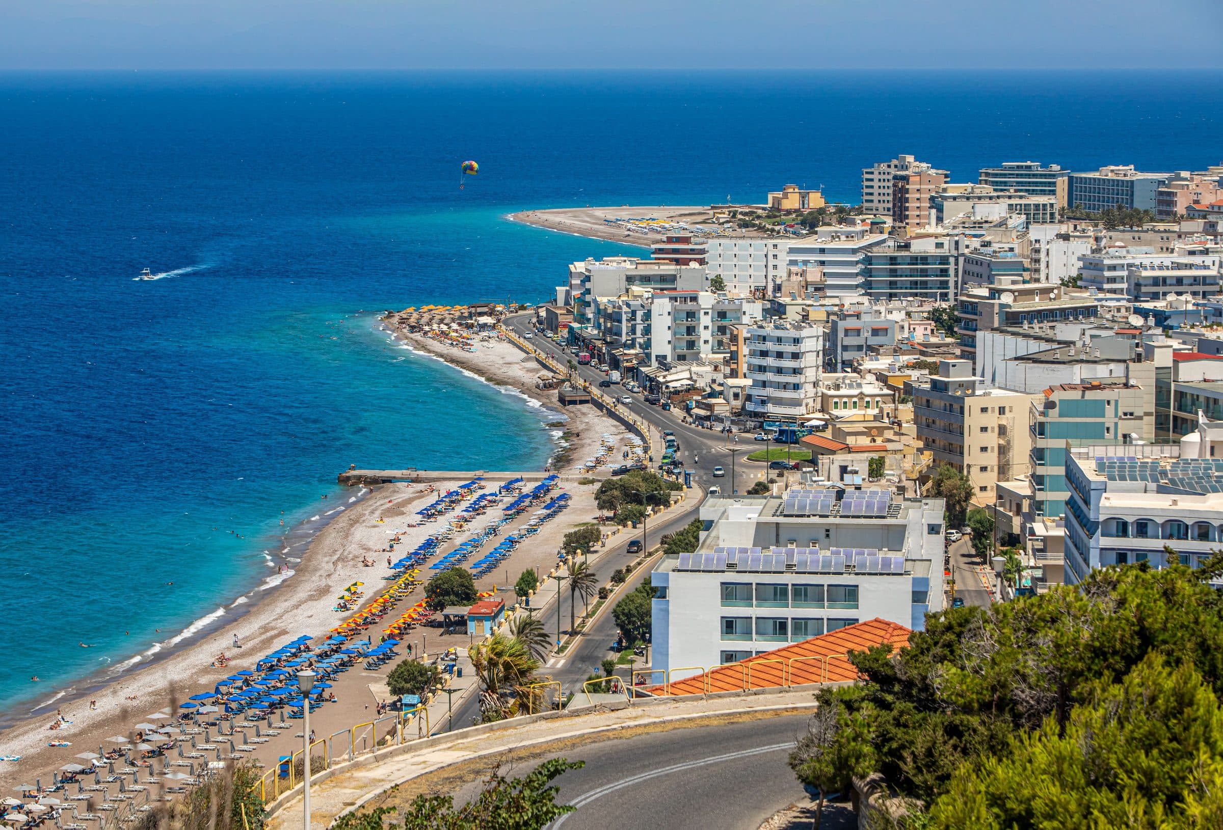 Vista aérea da cidade e do litoral de Rodes, com praias e mar azul