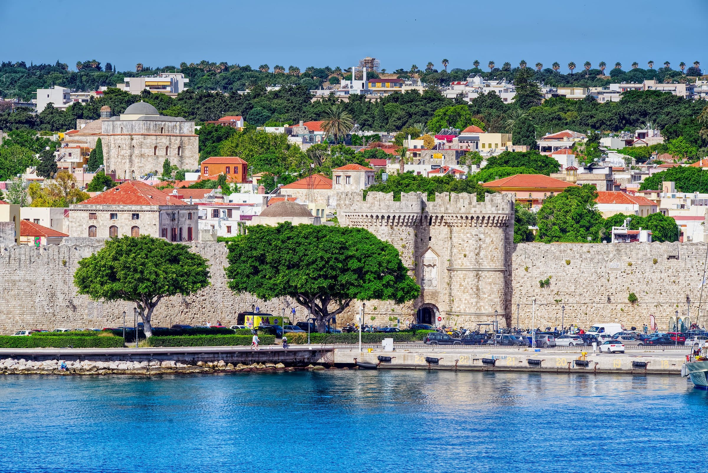 Vista da fortaleza histórica e da orla marítima na cidade de Rhodes, Grécia