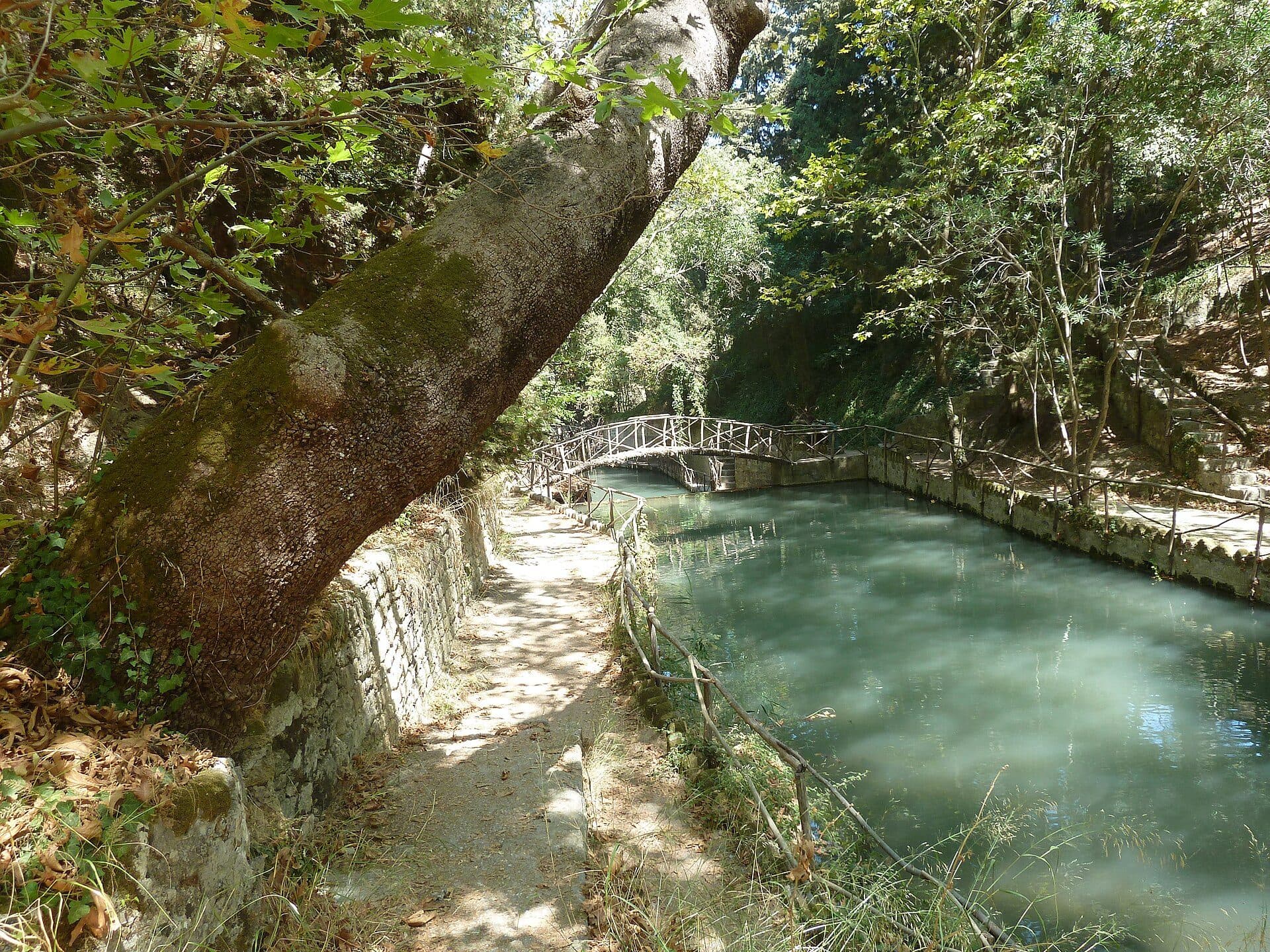 Vista de uma área verde no Parque Rodini na ilha de Rodes