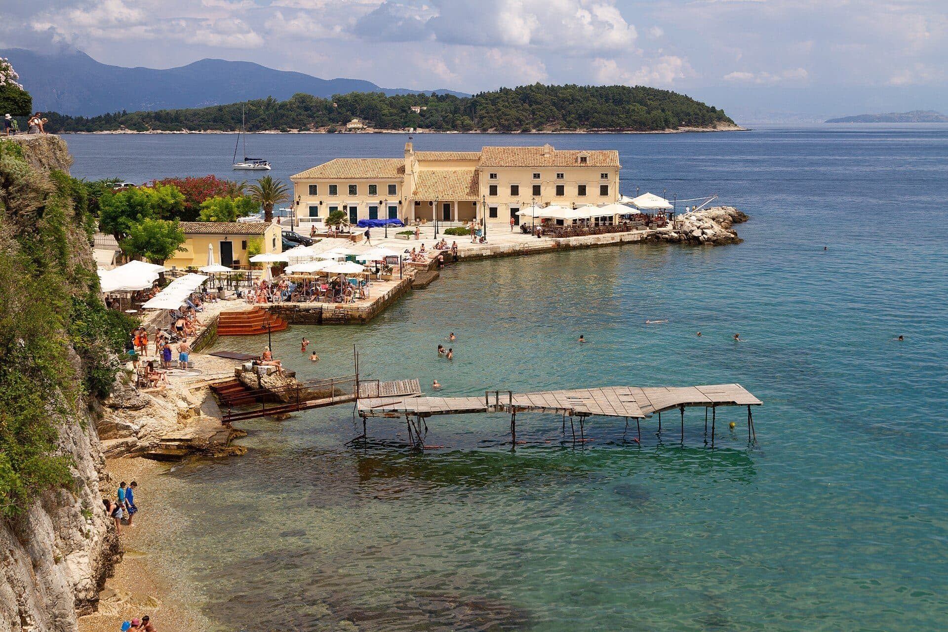 Vista da praia de Faliraki em Kerkiras, na ilha de Corfu