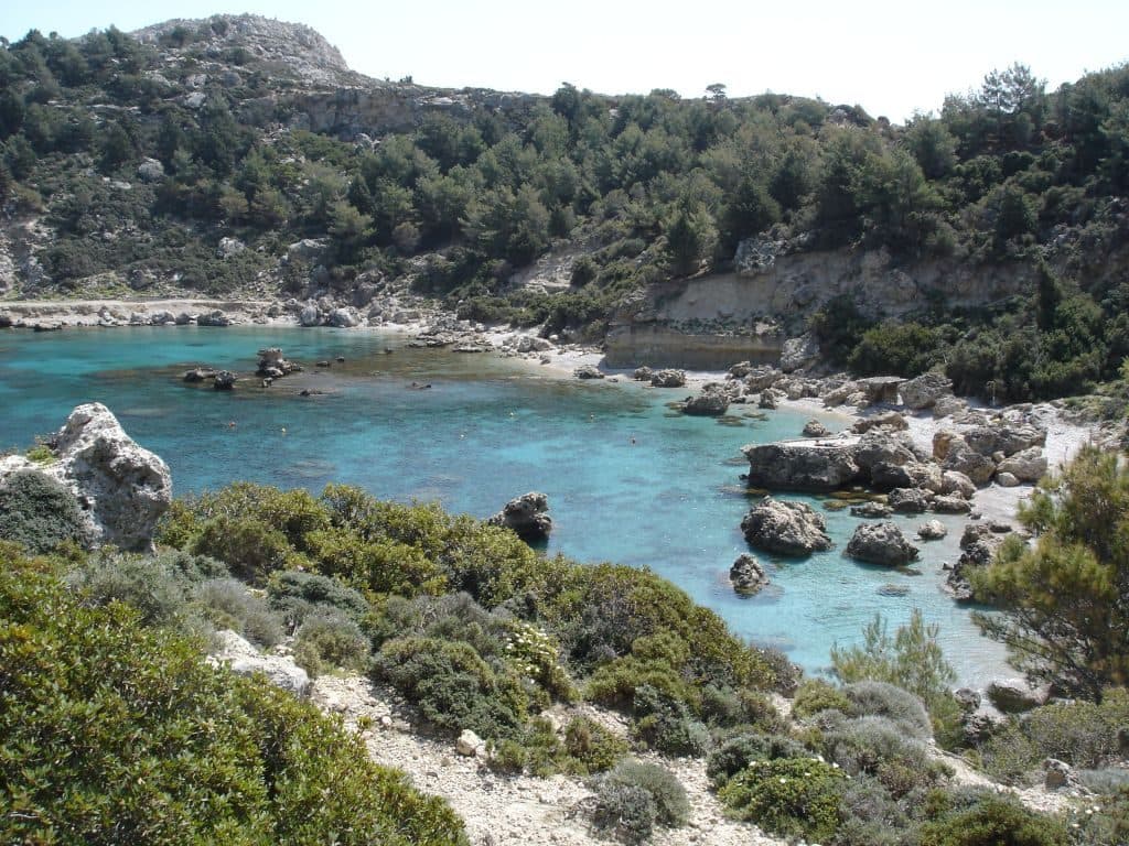 Vista da Baía de Anthony Quinn e sua enseada