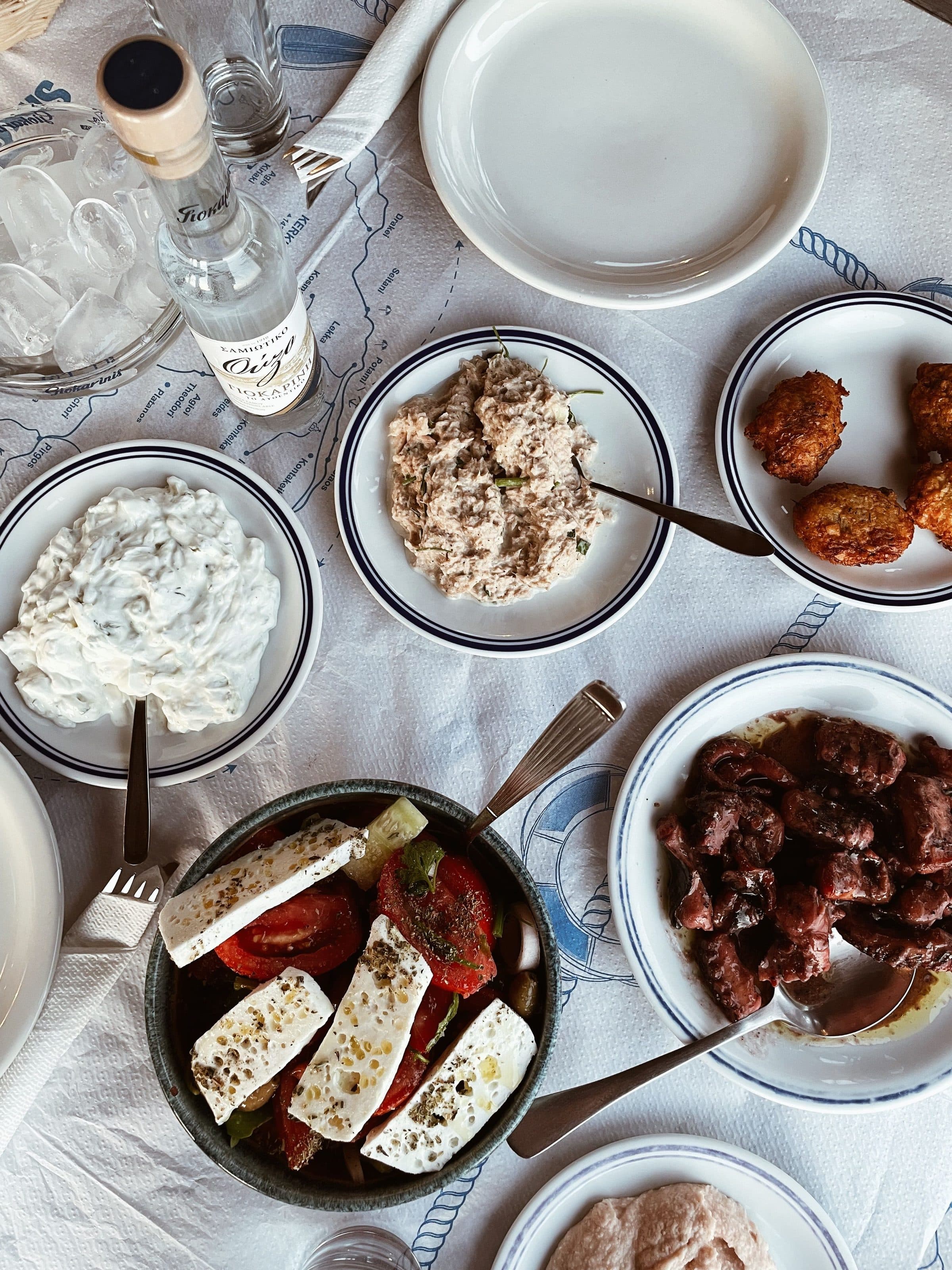 Mesa posta com diversos pratos típicos da culinária grega em Pefkos