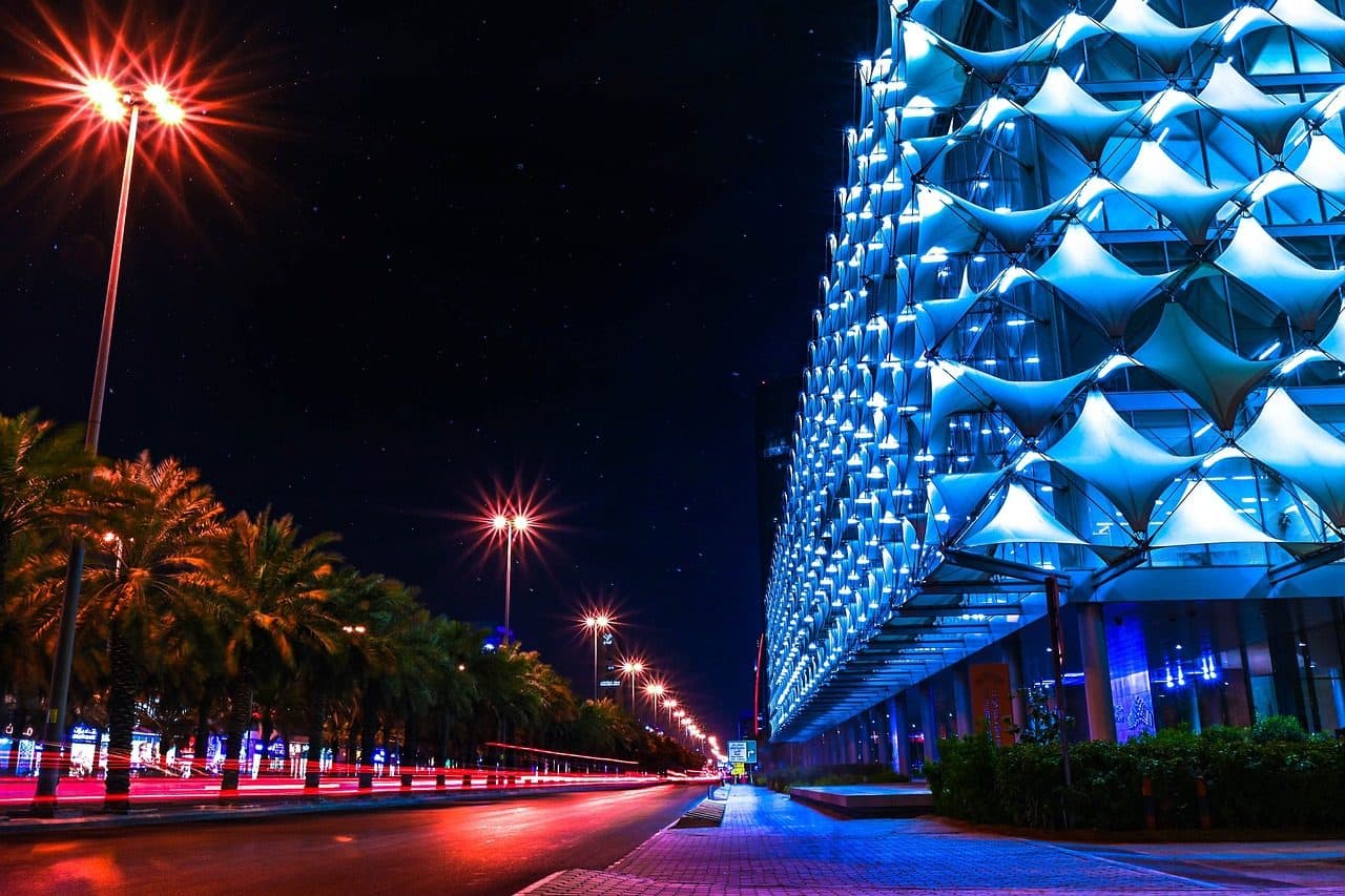 Biblioteca de Riad fotografada em longa exposição na Arábia Saudita