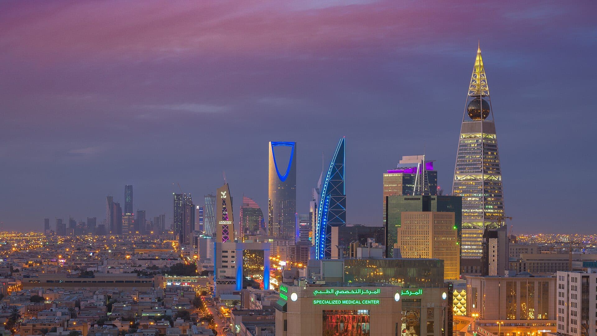 Vista panorâmica da linha do horizonte com arranha-céus em Riyadh