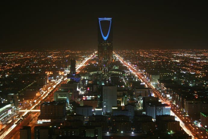 Vista da Kingdom Tower iluminada durante a noite