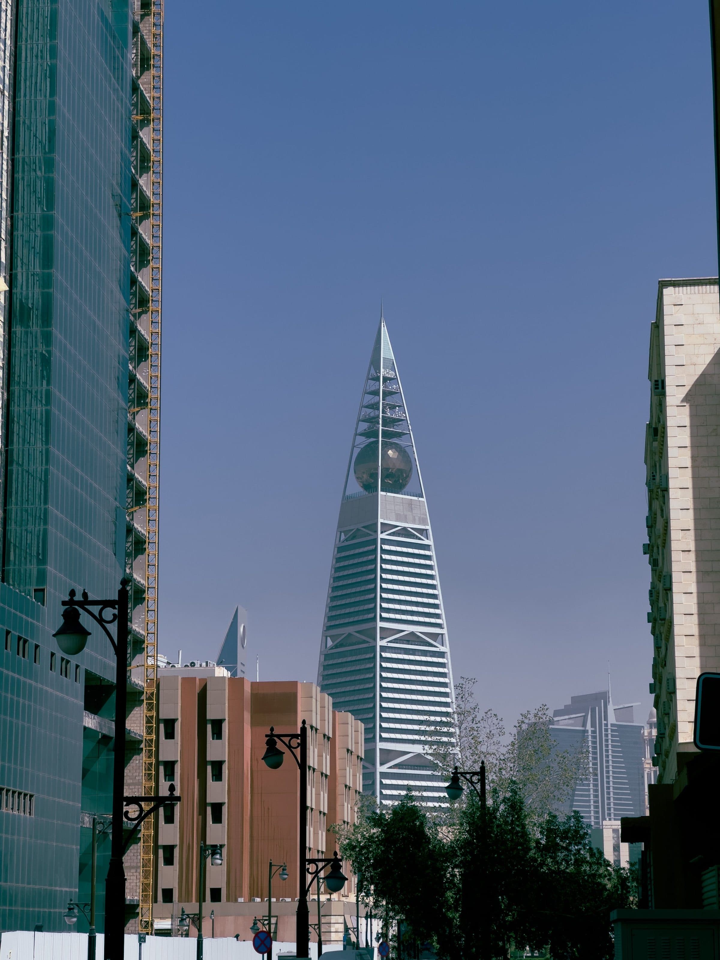 Vista da Al Faisaliah Tower sob céu azul límpido em Riad