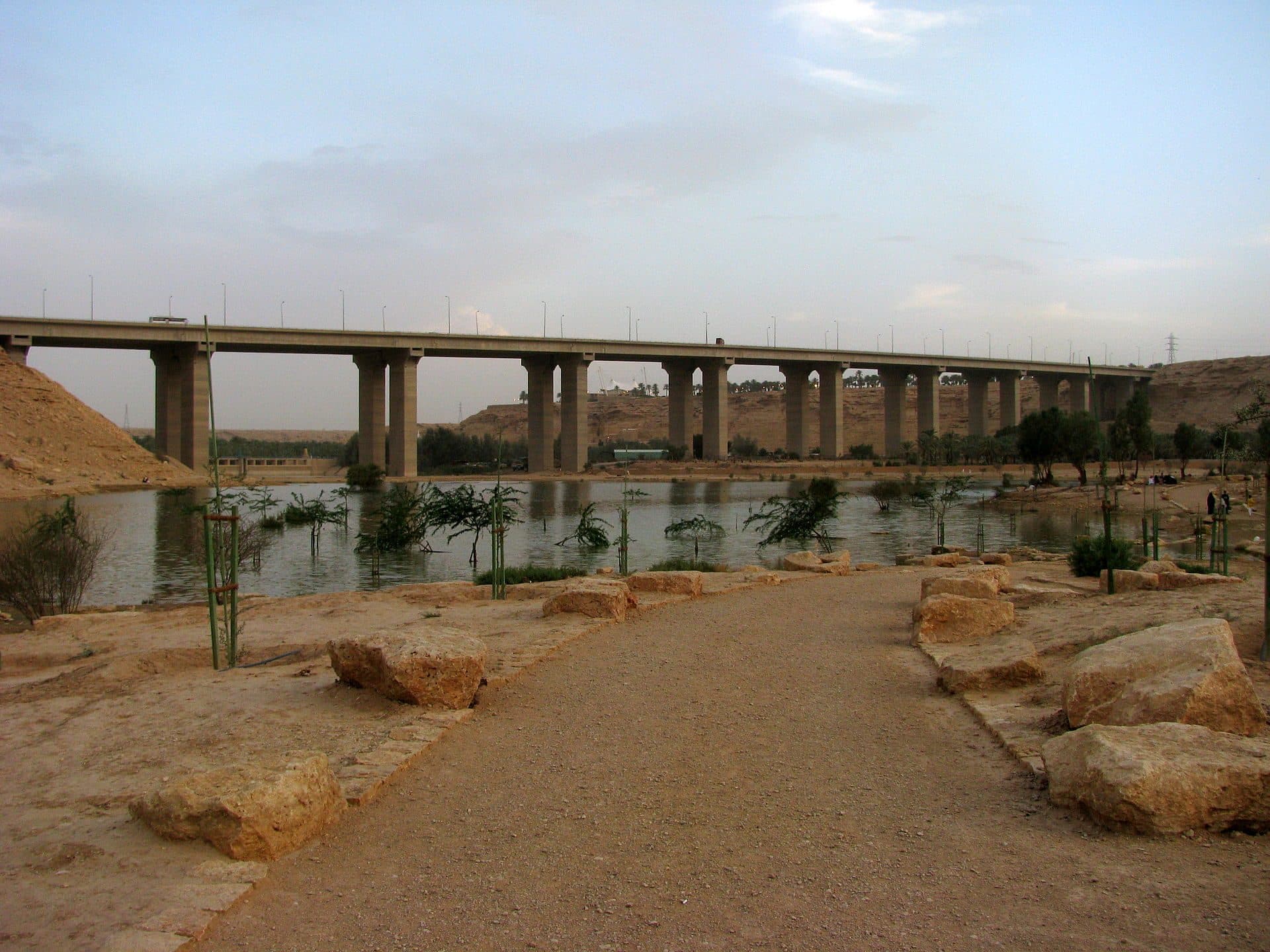 Vista de um lago localizado na região de Wadi Hanifah
