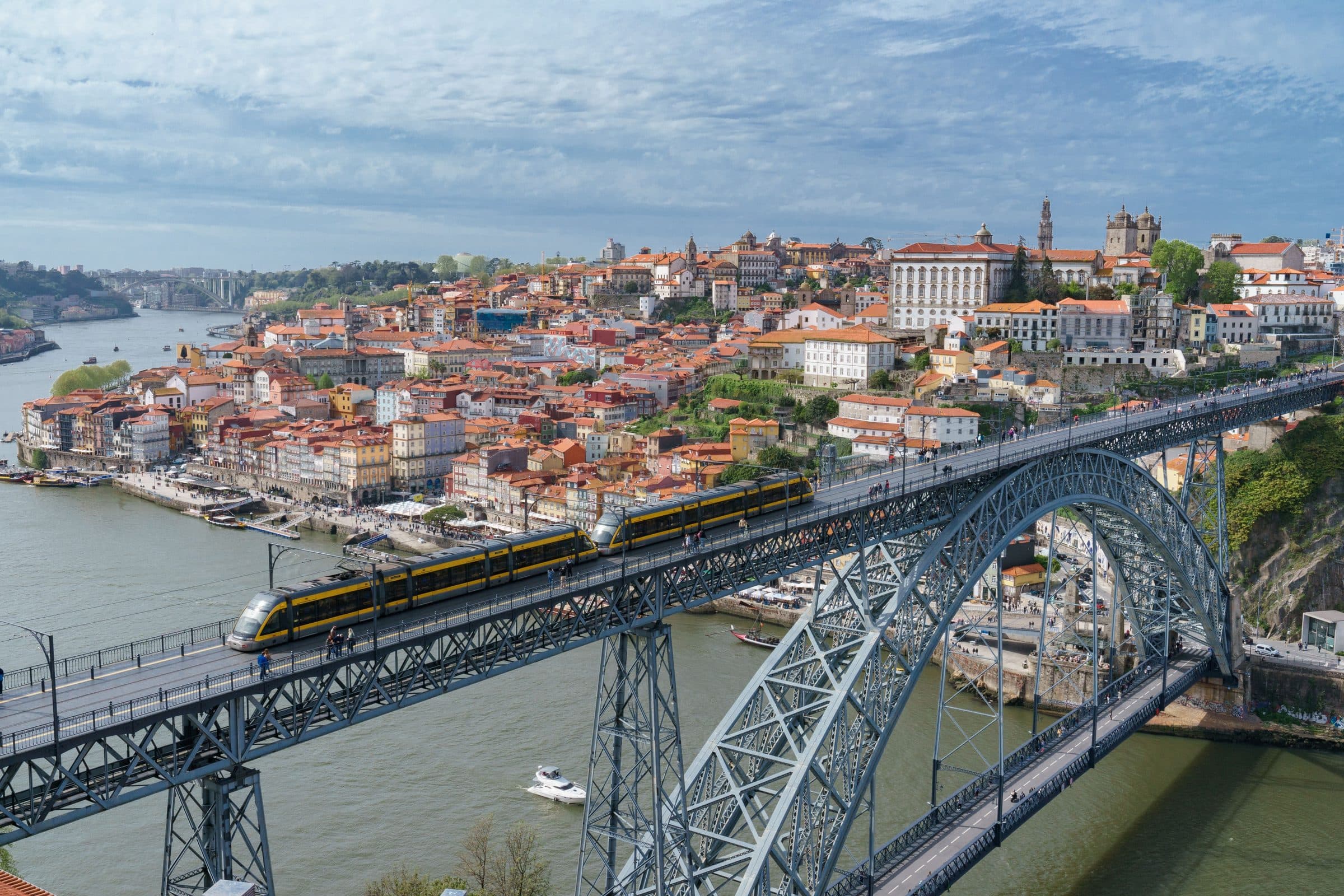 Vista aérea da Ponte Luís I sobre o Rio Douro na cidade do Porto, em Portugal