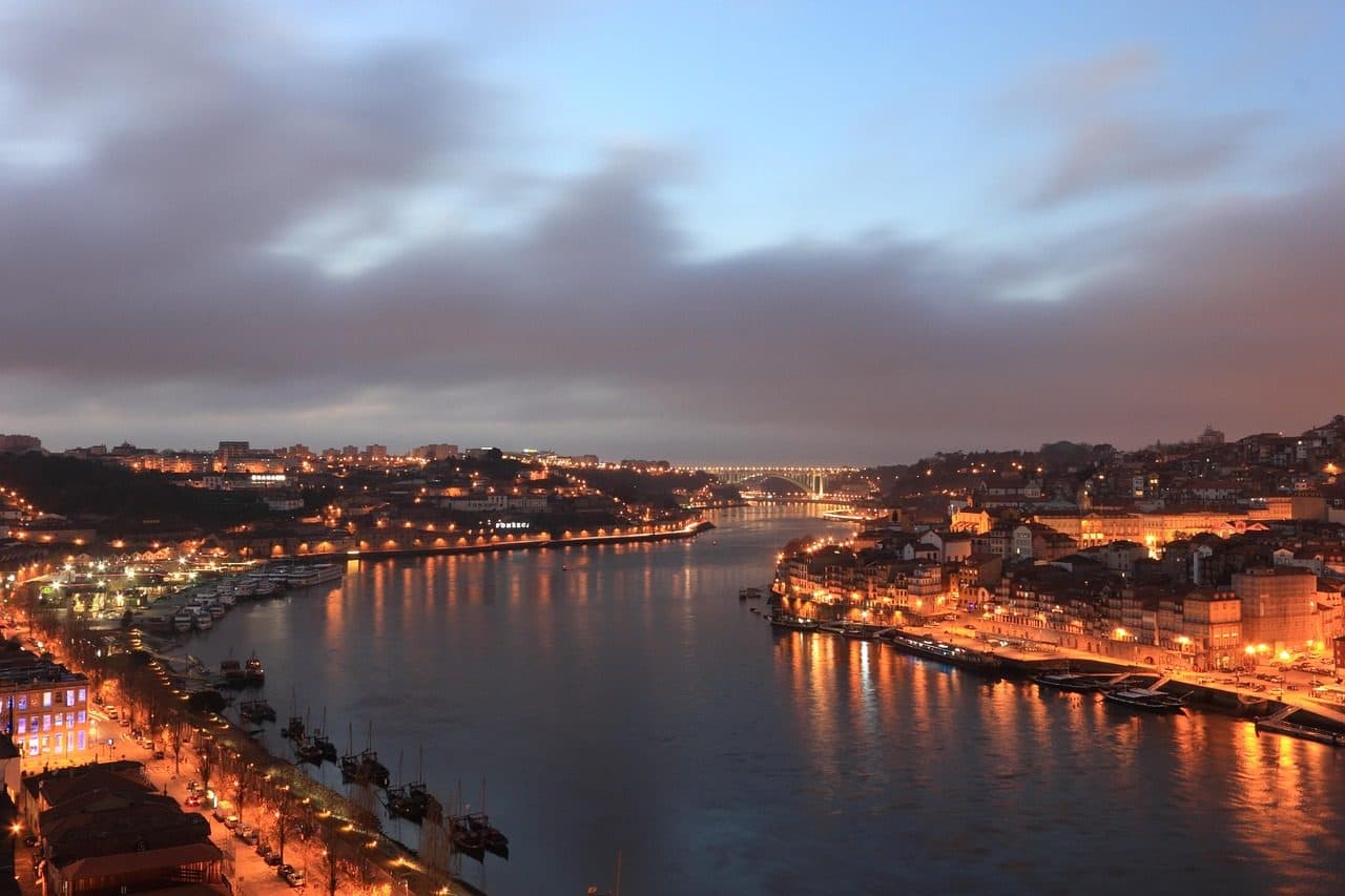 Vista do Rio Douro ao entardecer na cidade do Porto, Portugal