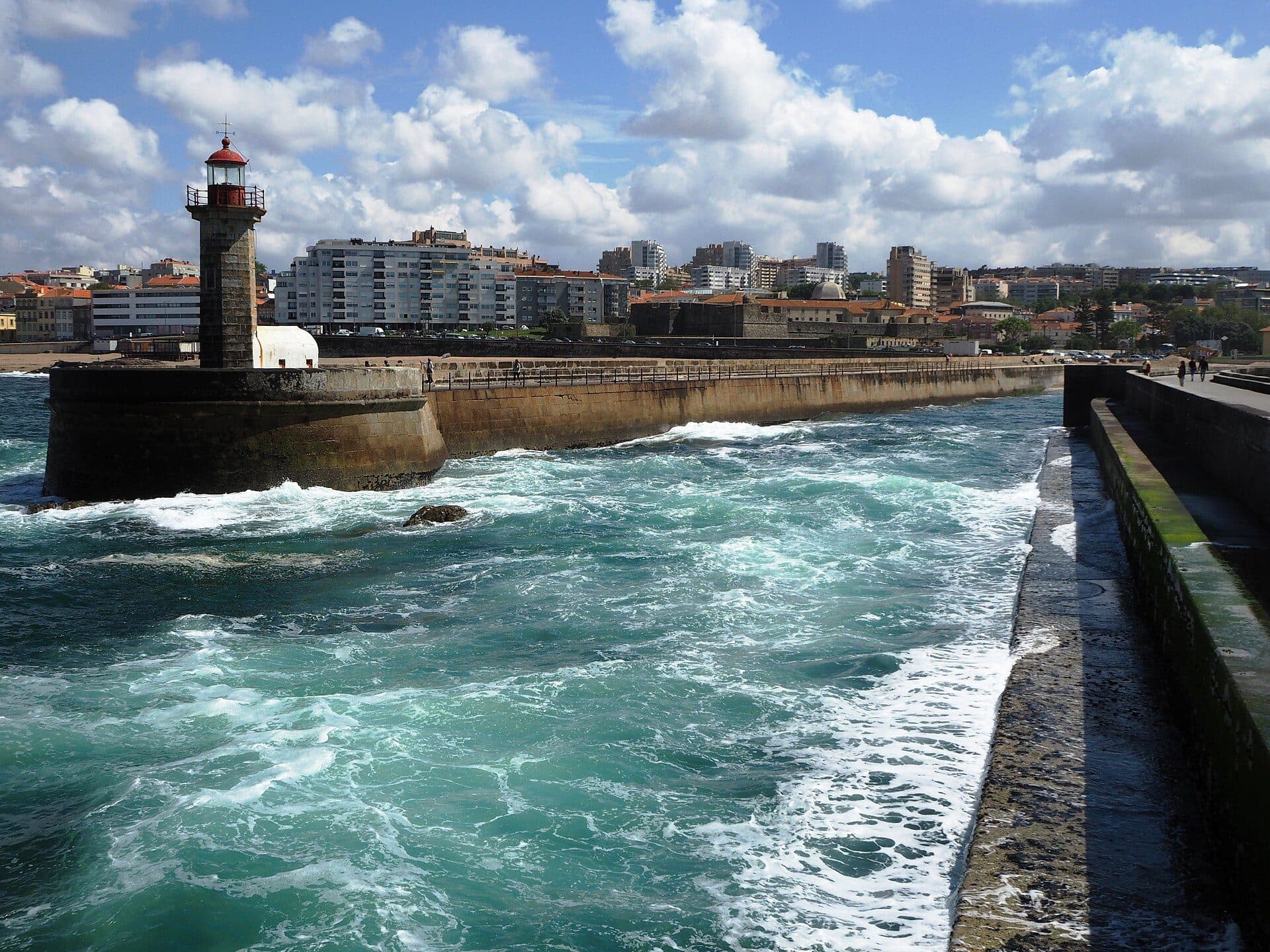 Vista do Farol das Felgueiras à beira do mar