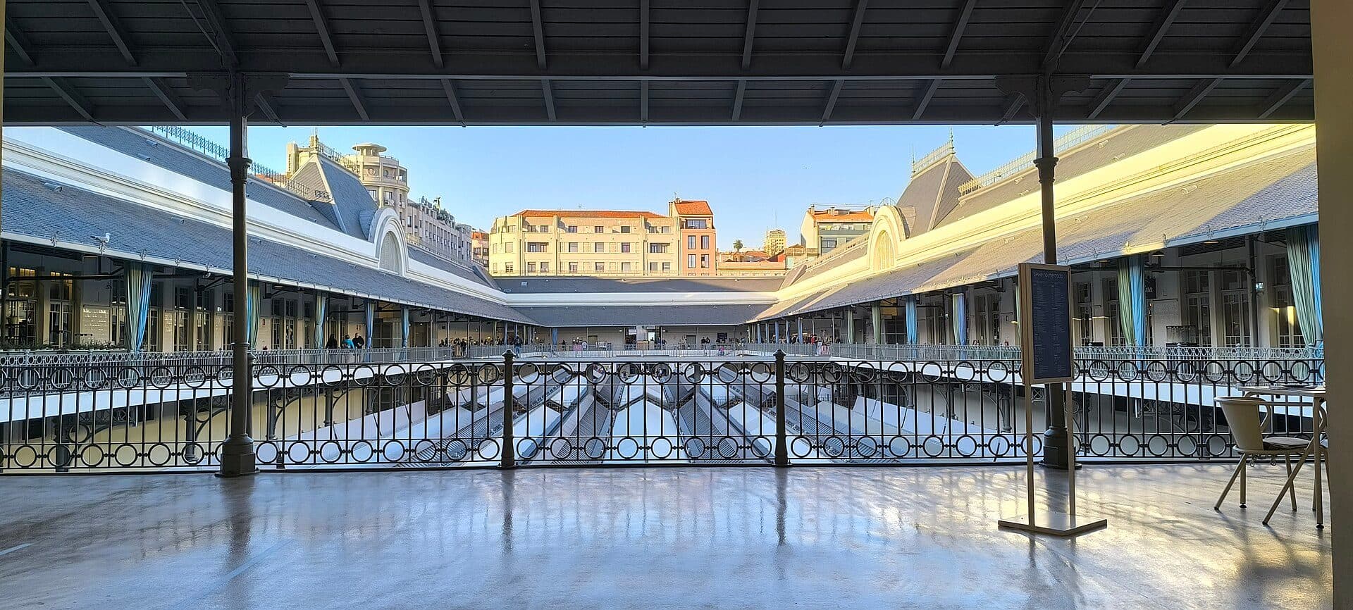 Vista do Mercado do Bolhão na cidade do Porto, em Portugal