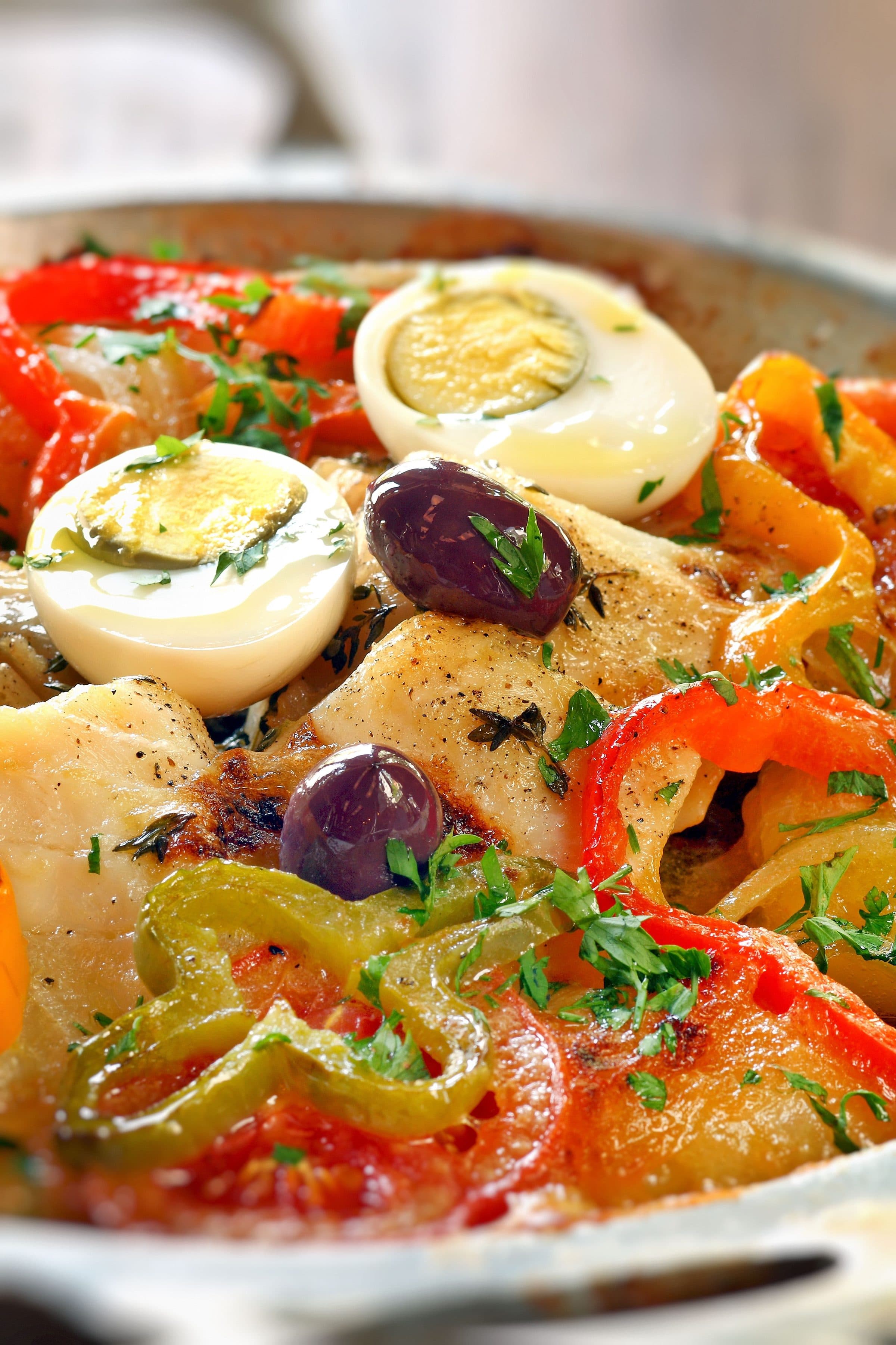 Prato mediterrâneo servido com ovos, azeitonas e vegetais