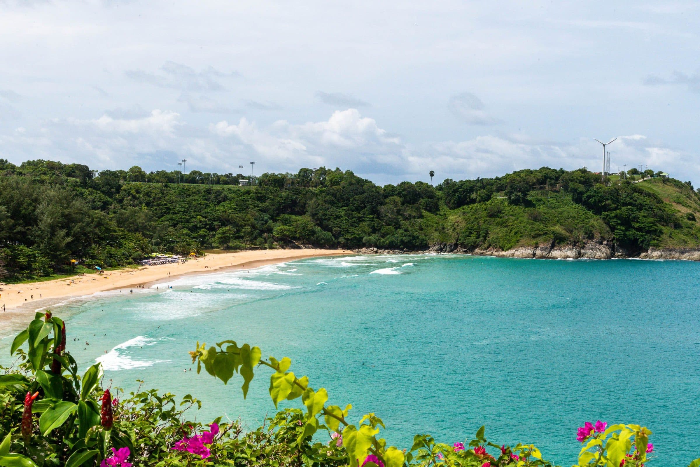 Praia tropical cercada por vegetação na Tailândia
