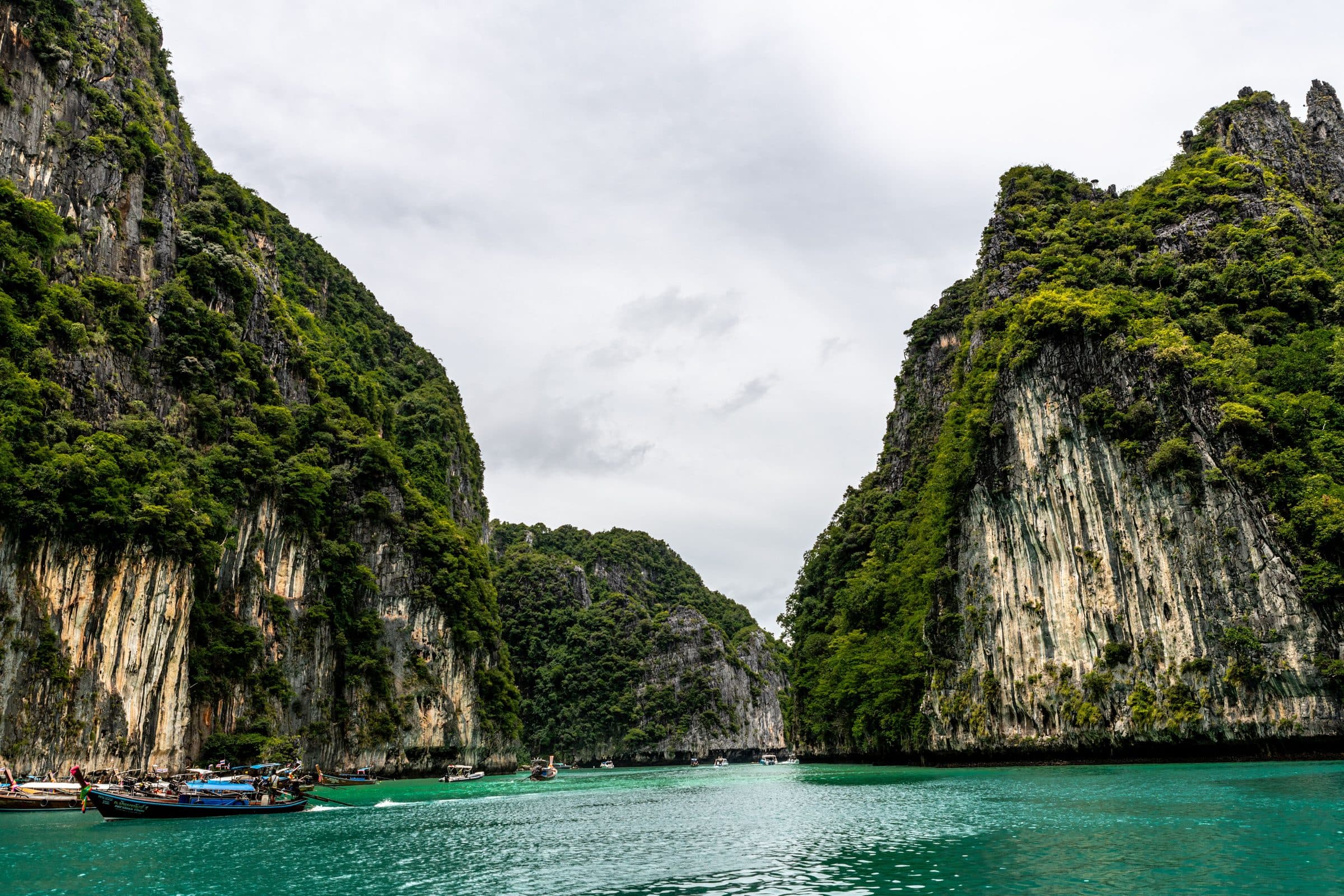 Águas verde-esmeralda cercadas por falésias em Phuket, na Tailândia
