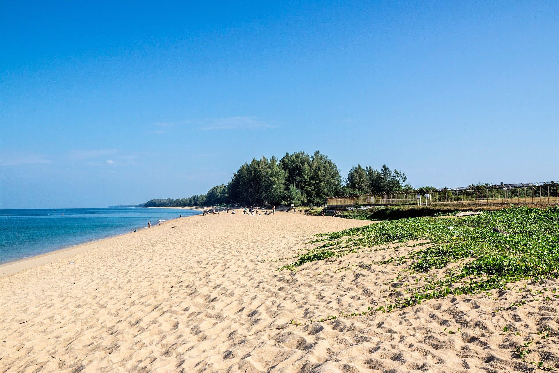 Vista da faixa de areia e do mar na Praia de Mai Khao