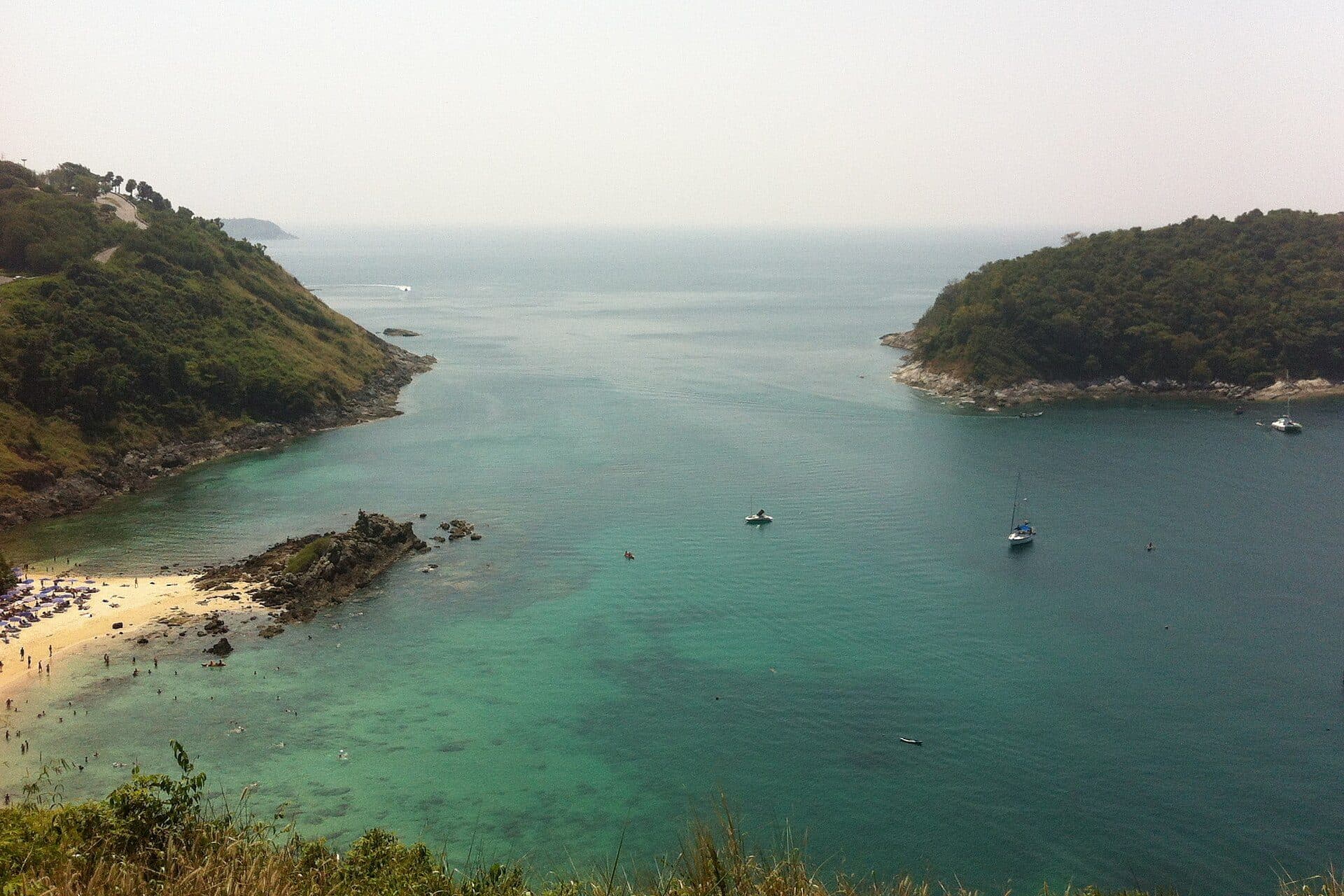 Vista da praia de Nai Harn em Phuket com faixa de areia e mar