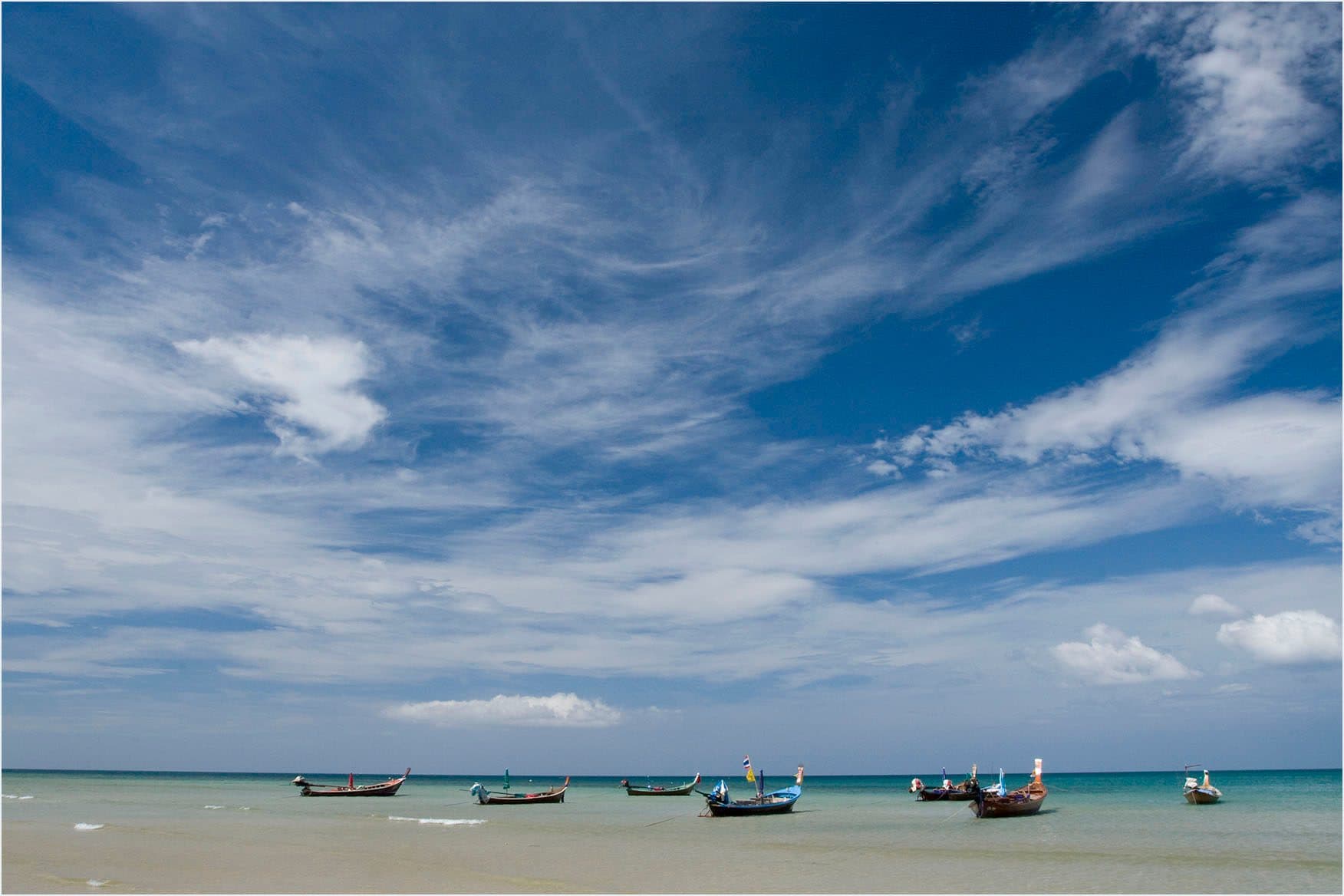 Vista panorâmica da orla e do mar na Praia de Kamala