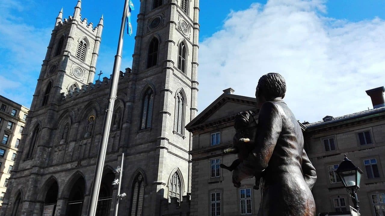 Catedral histórica e estátua entre edifícios antigos no bairro de Old Montreal