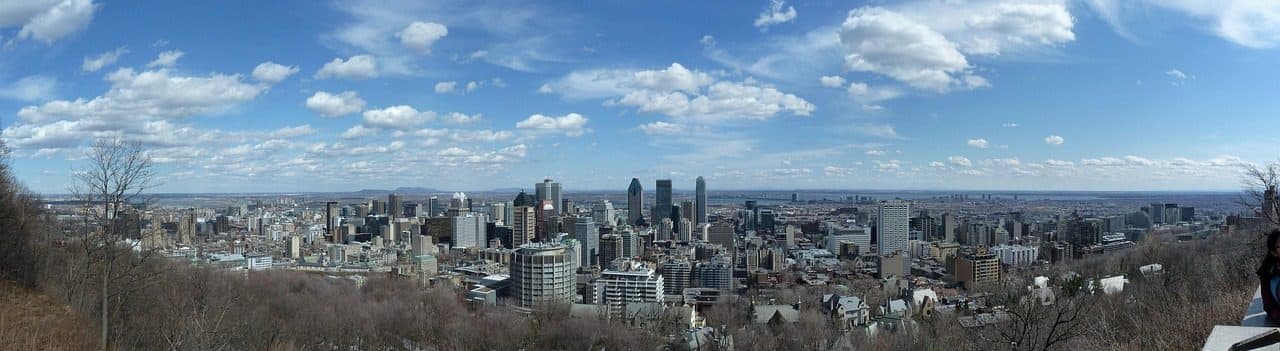 Vista panorâmica da cidade de Montreal com prédios e o Mont Royal ao fundo