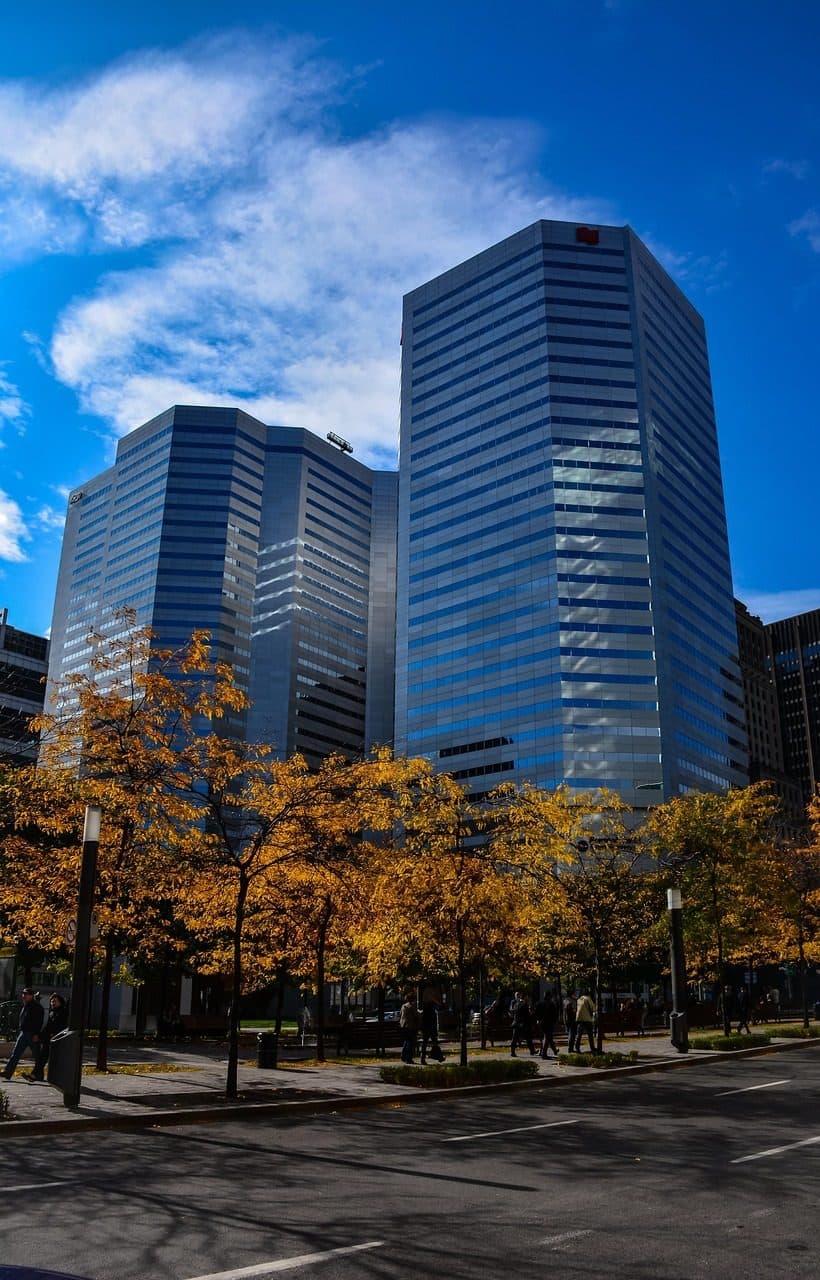Paisagem urbana de Montreal no outono com árvores coloridas e prédios ao fundo