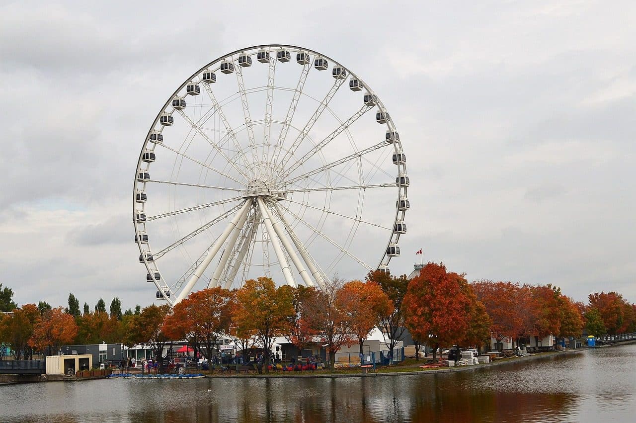 Roda-gigante no Old Port de Montreal durante o outono