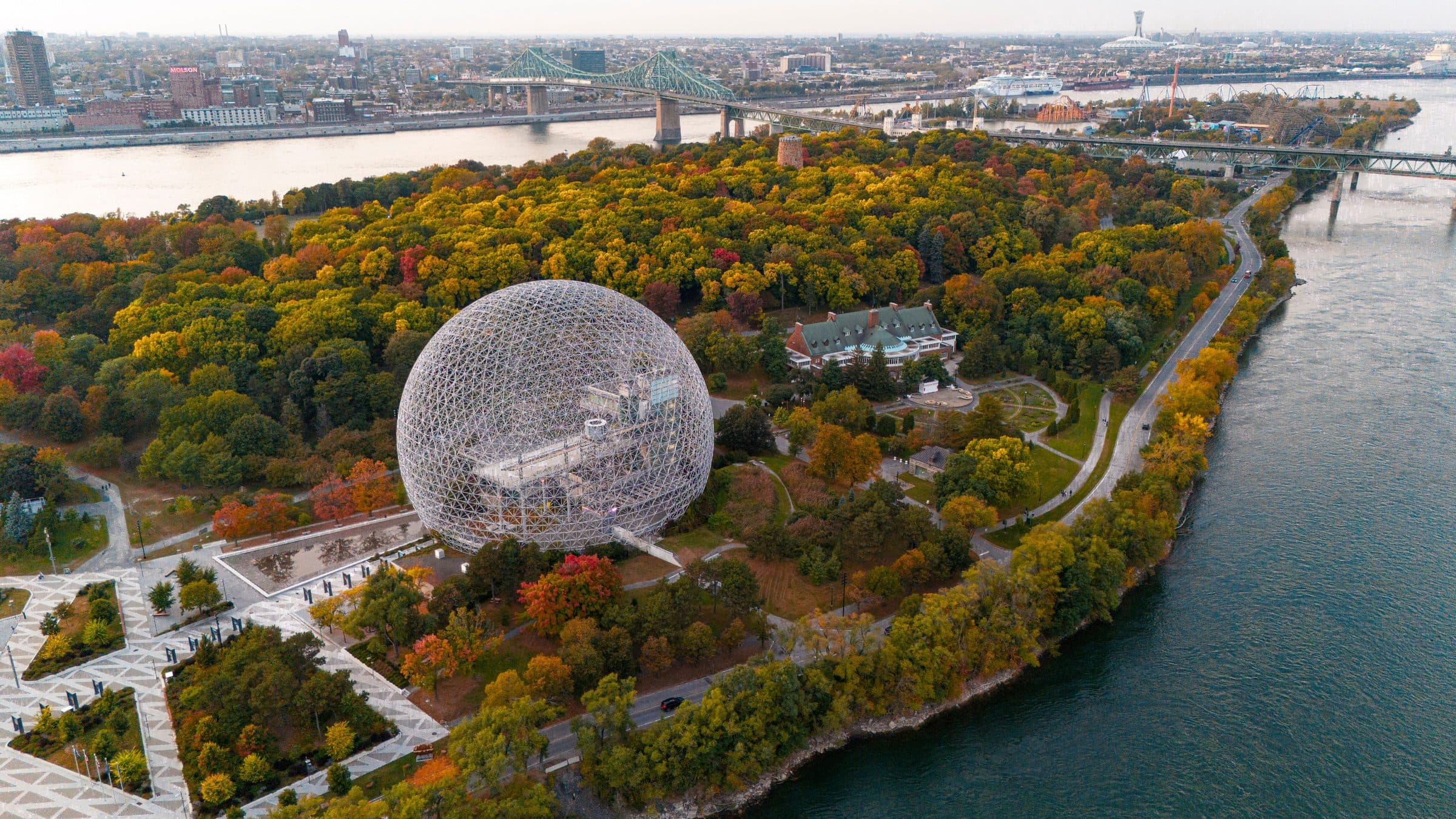 A Biosfera cercada por áreas verdes na paisagem urbana de Montreal