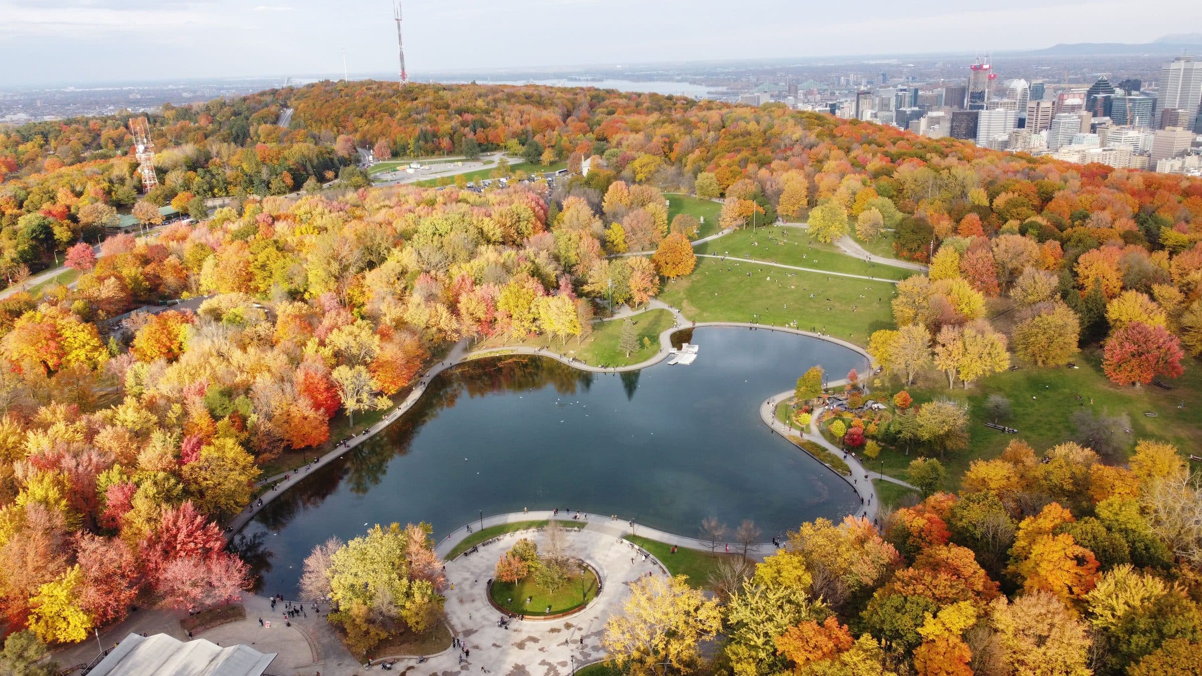 Vista aérea da folhagem de outono e lago no Mount Royal Park em Montreal
