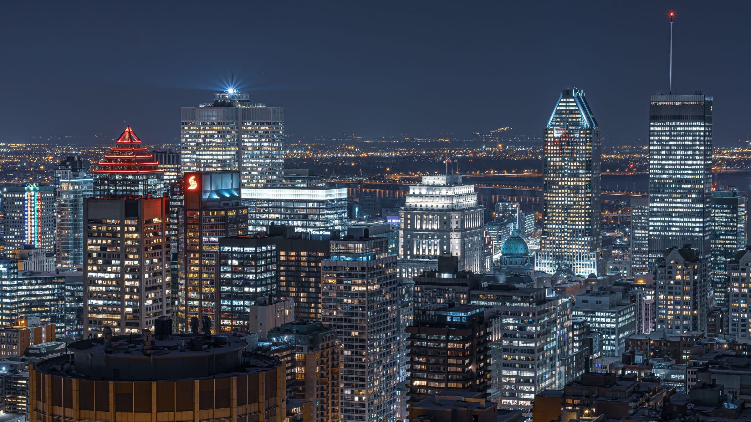 Vista aérea noturna de Montreal com prédios modernos e luzes da cidade