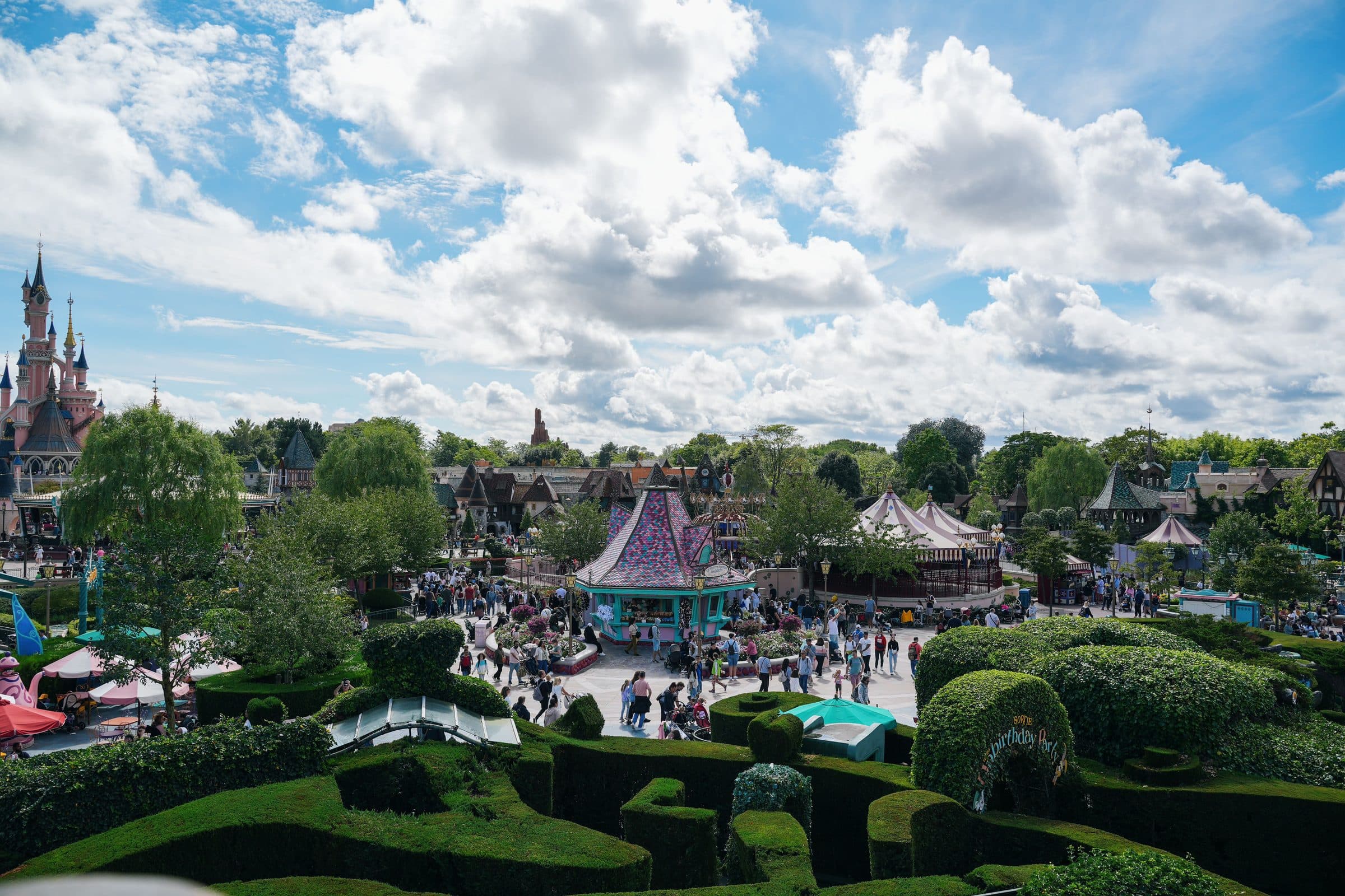 Multidão de visitantes reunida em frente ao castelo da Disneyland Paris