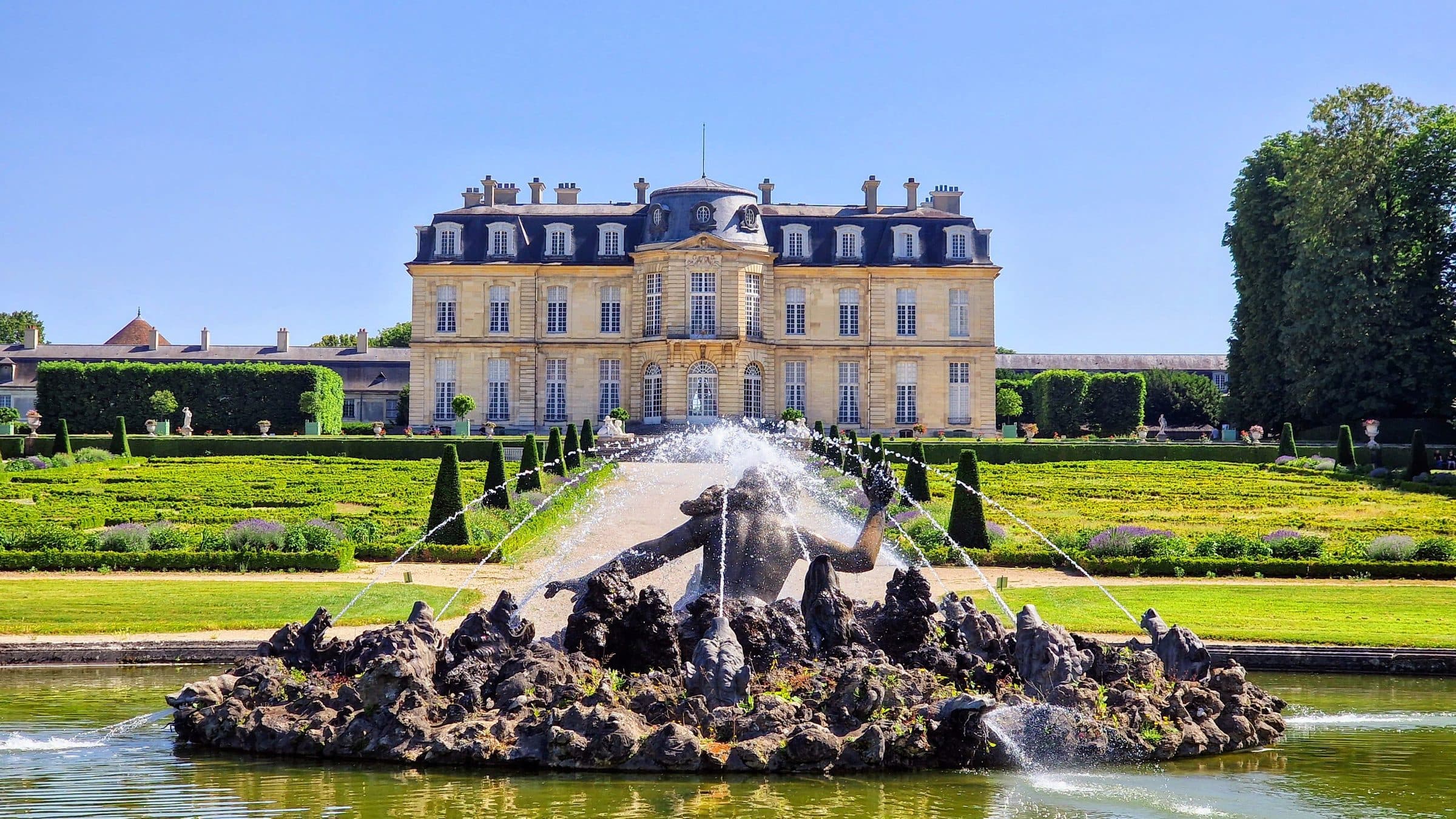 Jardins e arquitetura do Château de Champs-sur-Marne em um dia ensolarado de verão