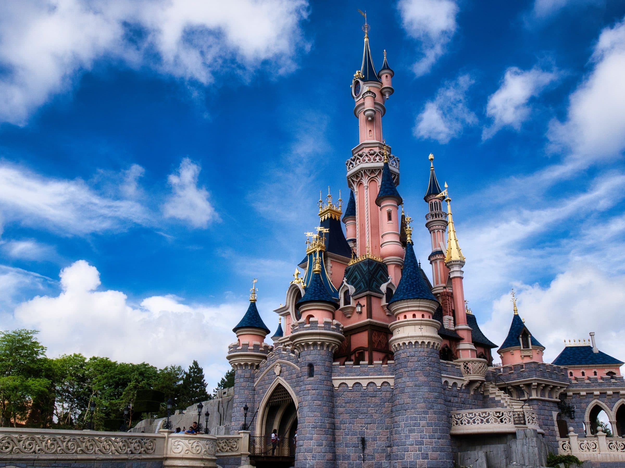 Vista do castelo da Disneyland Paris sob um céu azul