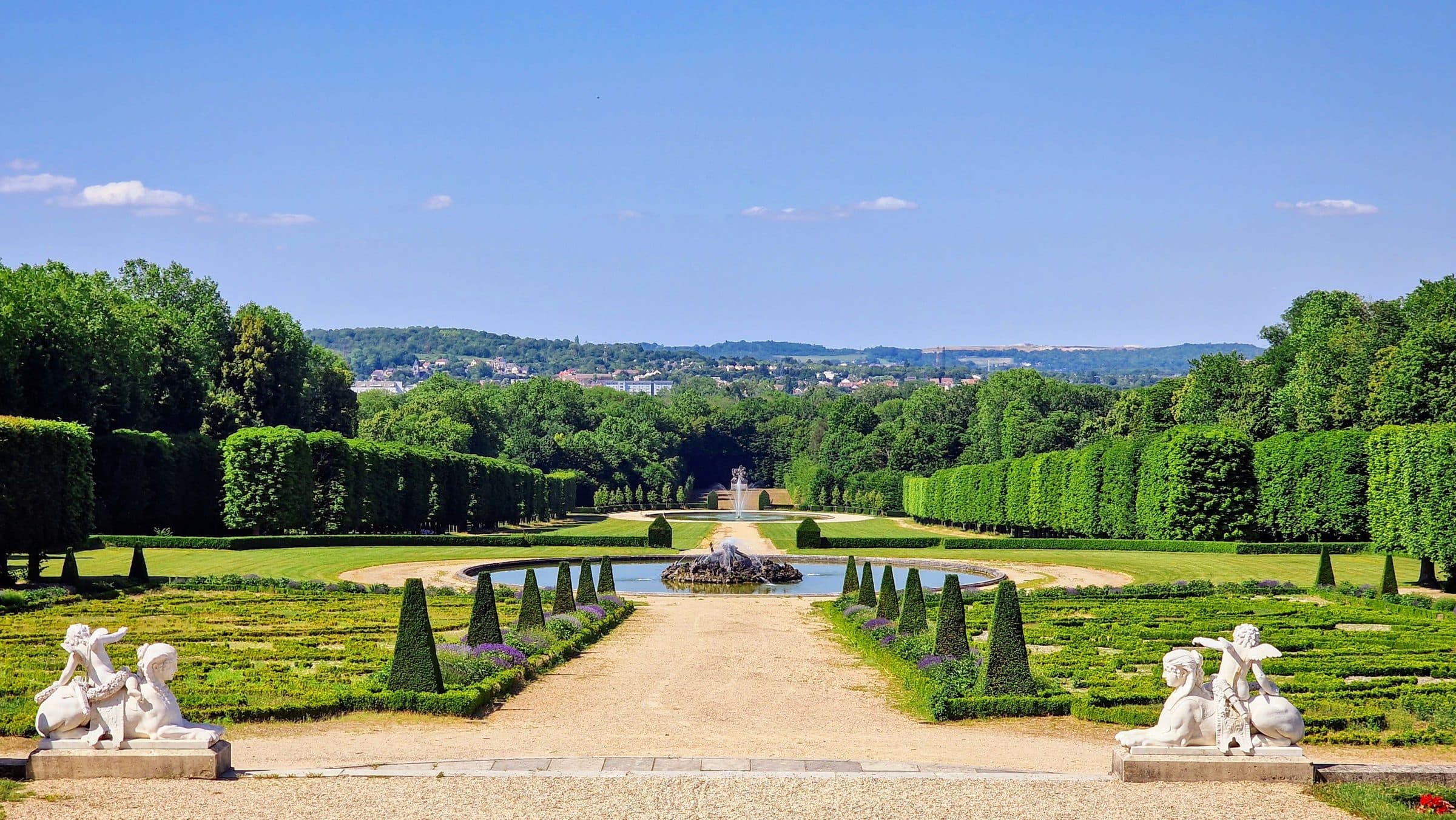 Vista de jardins com traçado simétrico em Champs-sur-Marne, na França