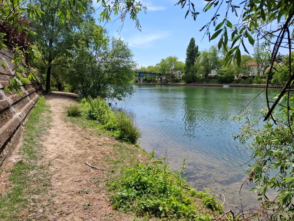Vista das margens do rio Marne em Bry-sur-Marne