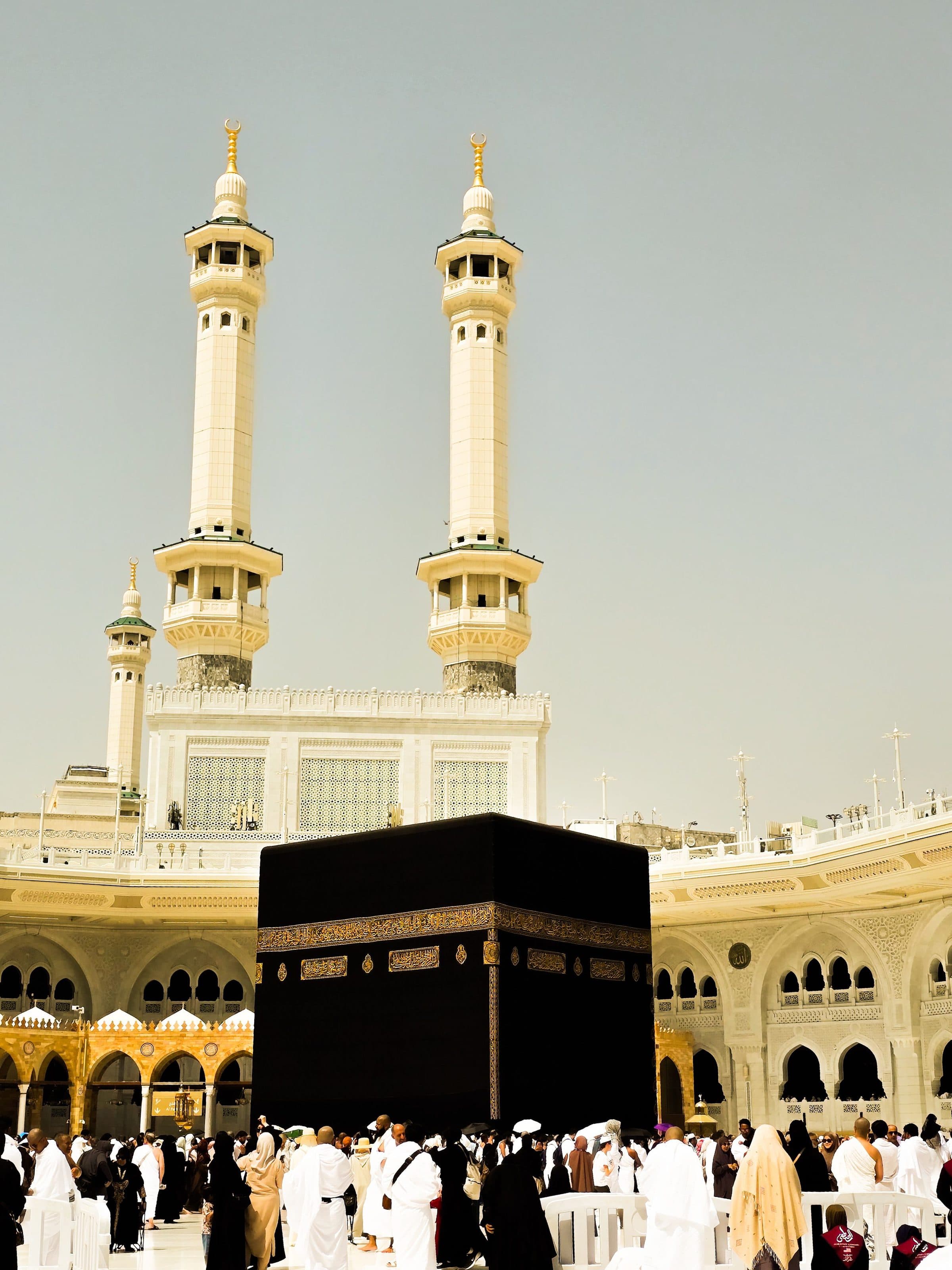 Vista da Kaaba cercada por peregrinos na Masjid al-Haram em Meca
