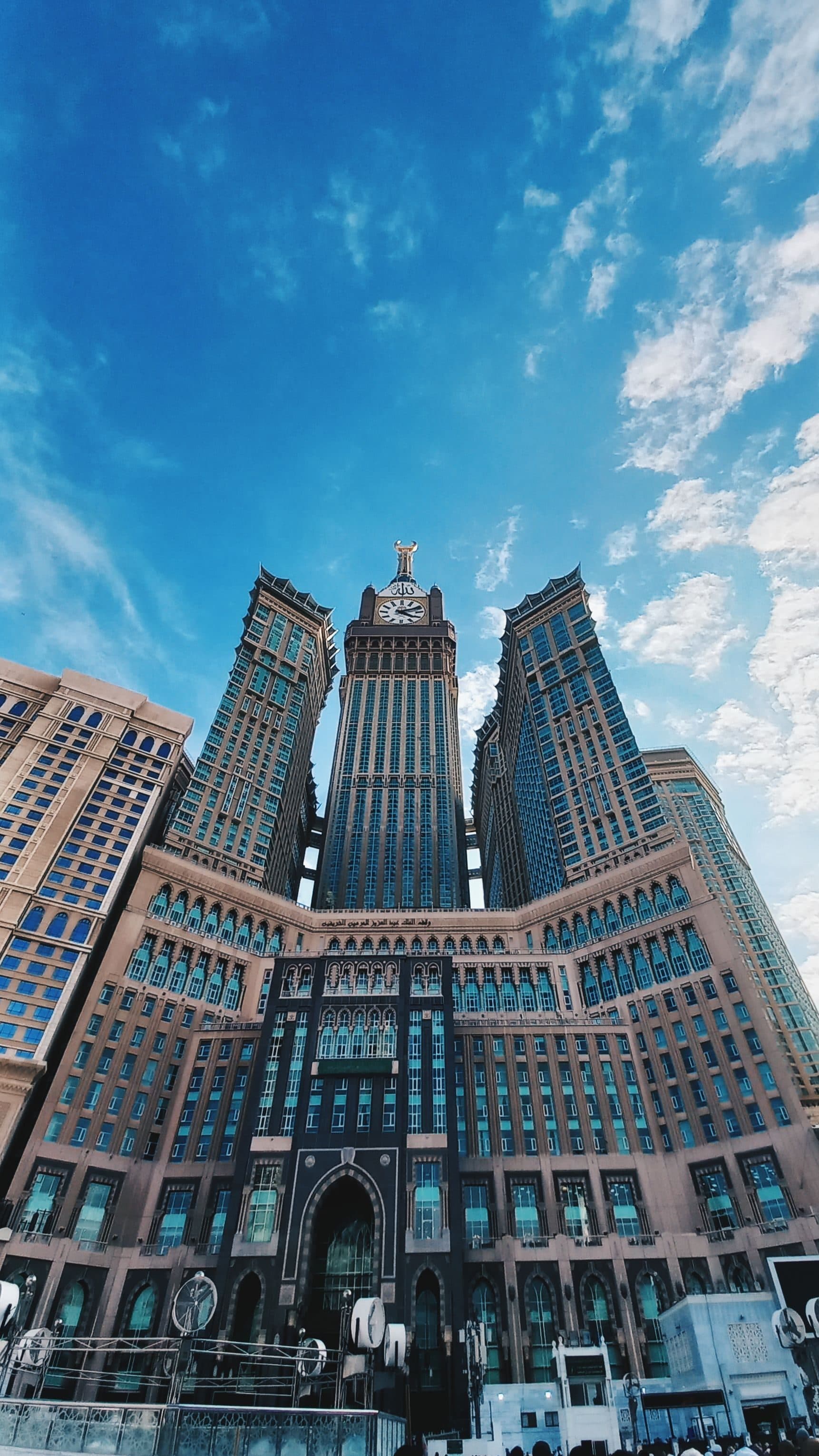 Vista das torres Abraj Al Bait sob o céu em Meca, na Arábia Saudita