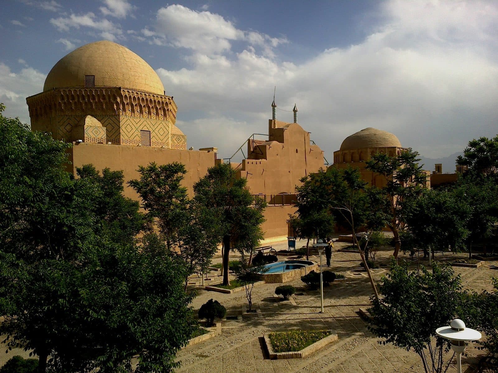 Vista em Fahadan, Yazd, destacando a Prisão de Alexandre e o Mausoléu dos Doze Imãs