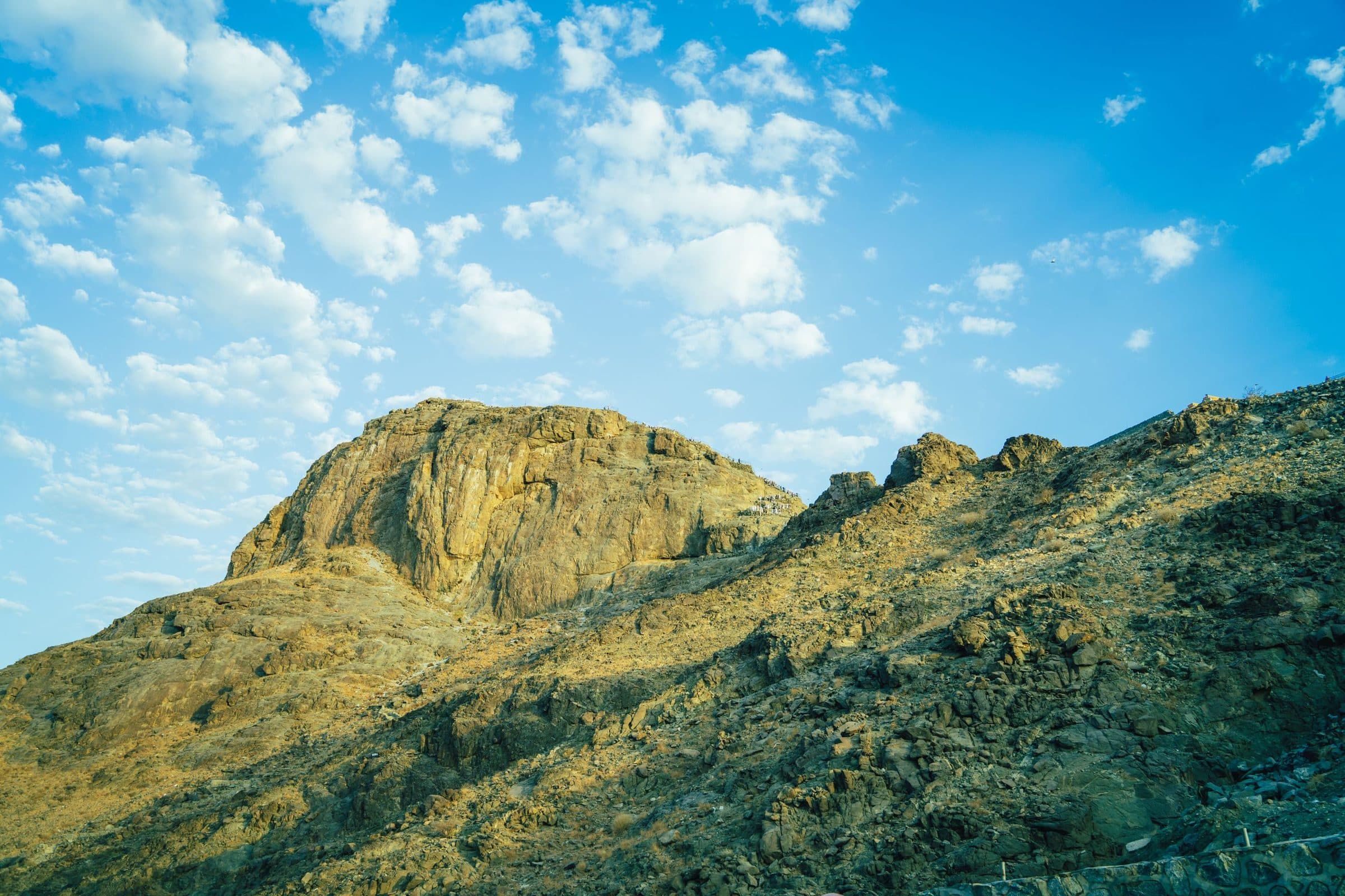 Vista da Caverna de Hira no morro Jabal al-Nour sob céu azul em Makkah